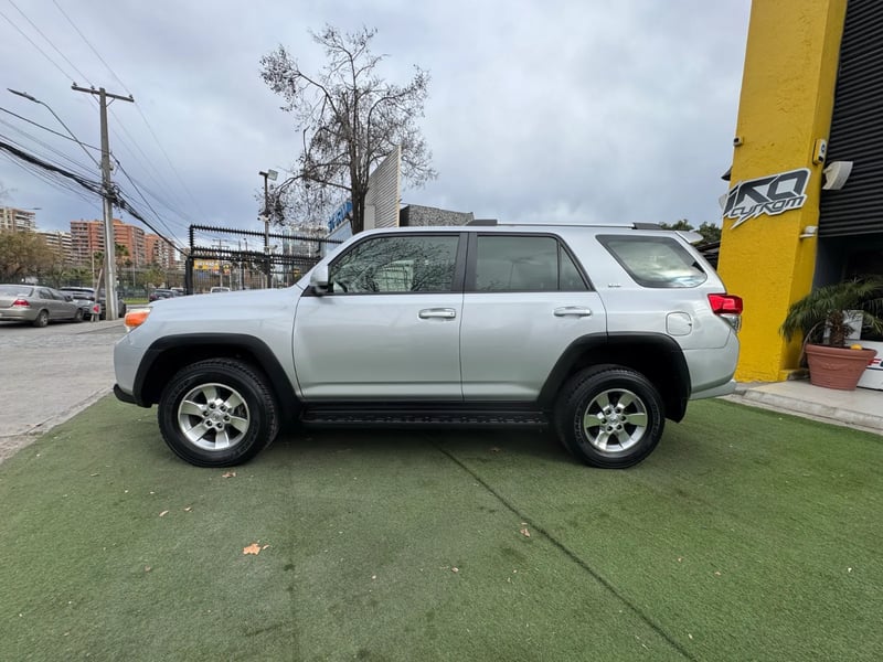 Toyota 4Runner SR5 2013 - Imagen 4 de 17