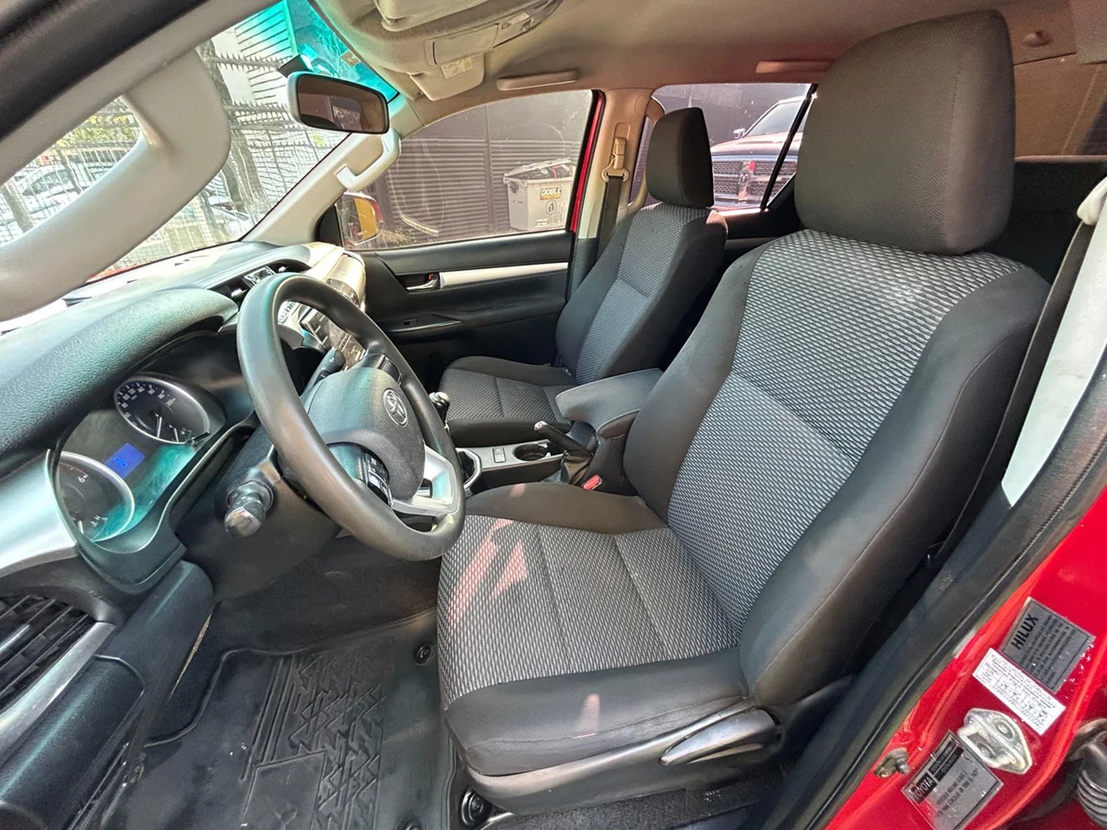 Toyota HI LUX D CAB 4X4 2.8 2019 - Imagen 14 de 15