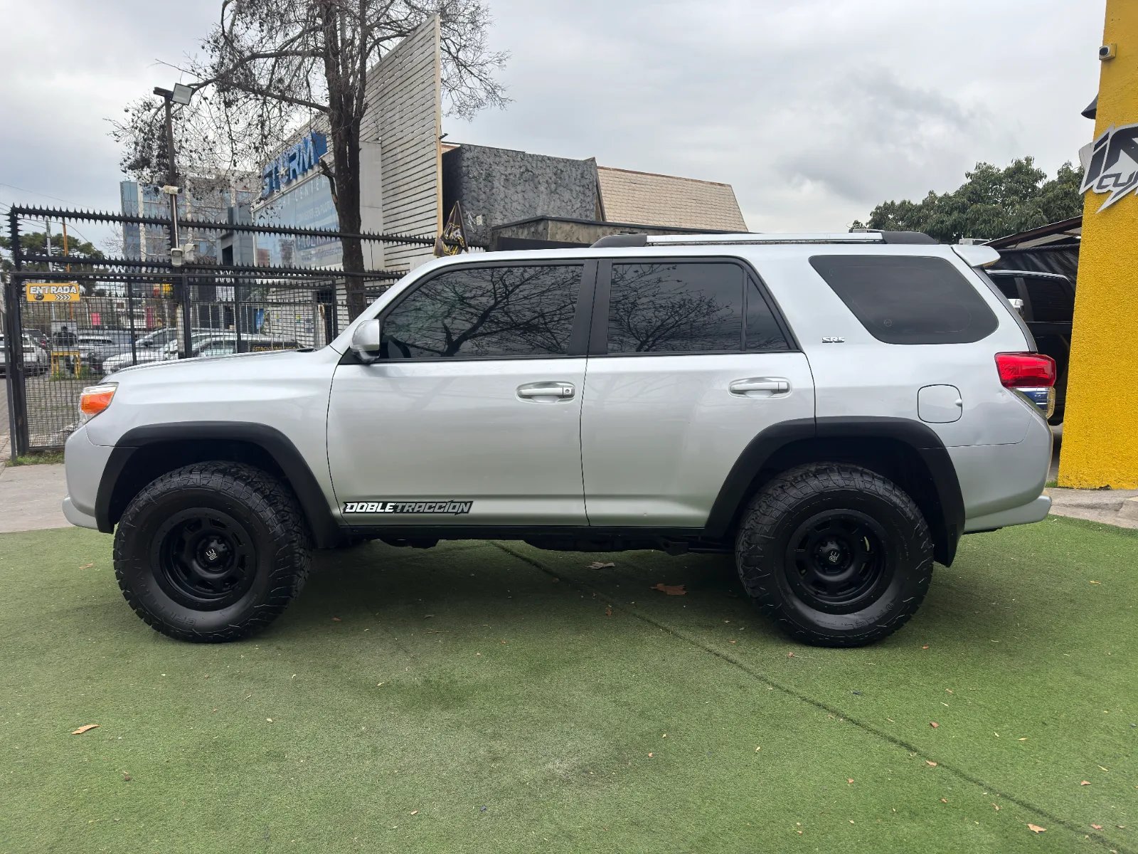 Toyota 4Runner SR5 2013 - Imagen 4 de 20