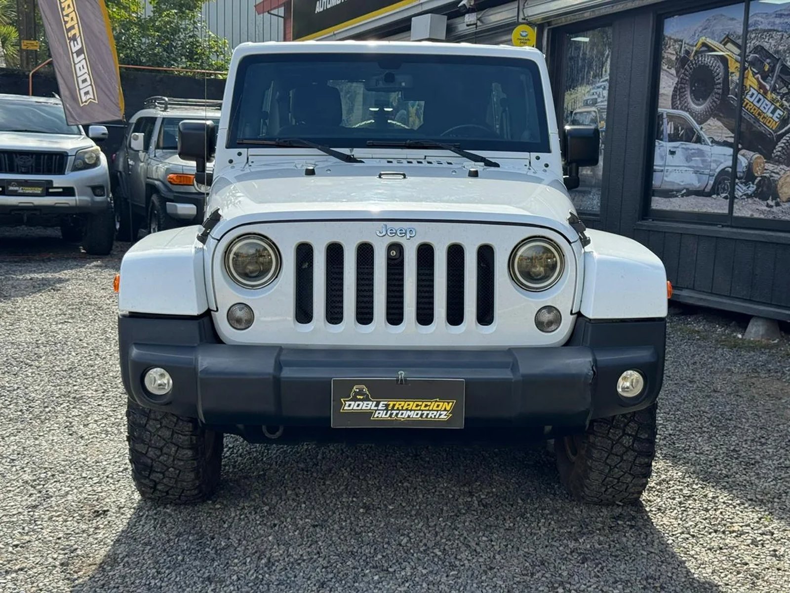 Jeep WRANGLER UNLIMITED SAHARA 2.8 AUT 2015 - Foto 2 de 13