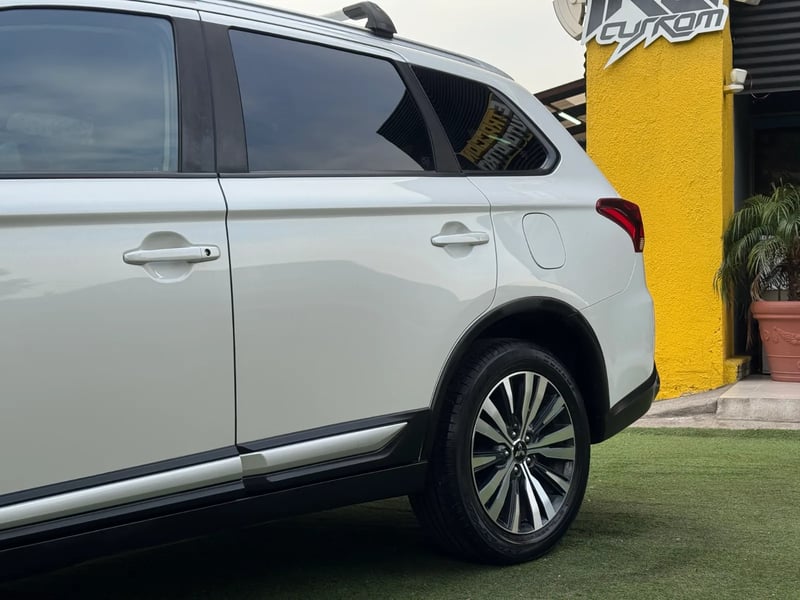 Mitsubishi Outlander GLX 2023 - Imagen 12 de 19