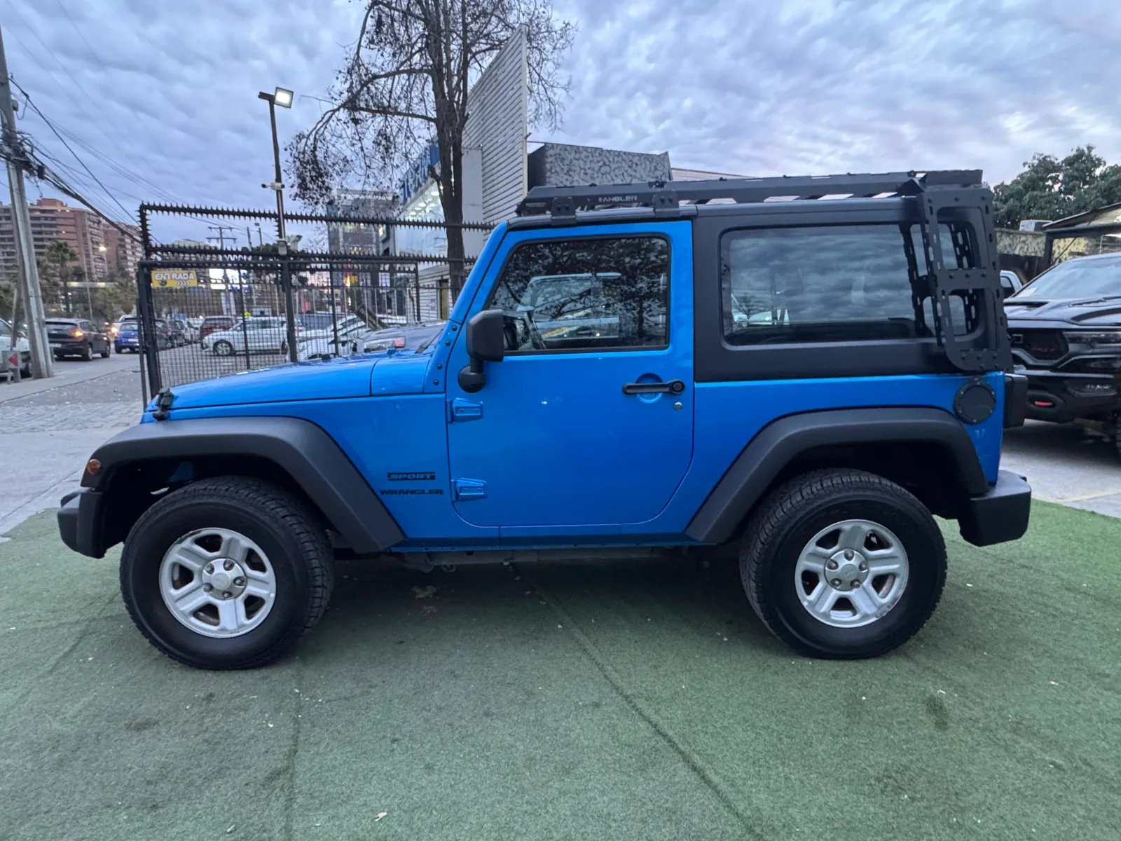 Jeep Wrangler JK Sport CRD 2015 - Foto 4 de 15