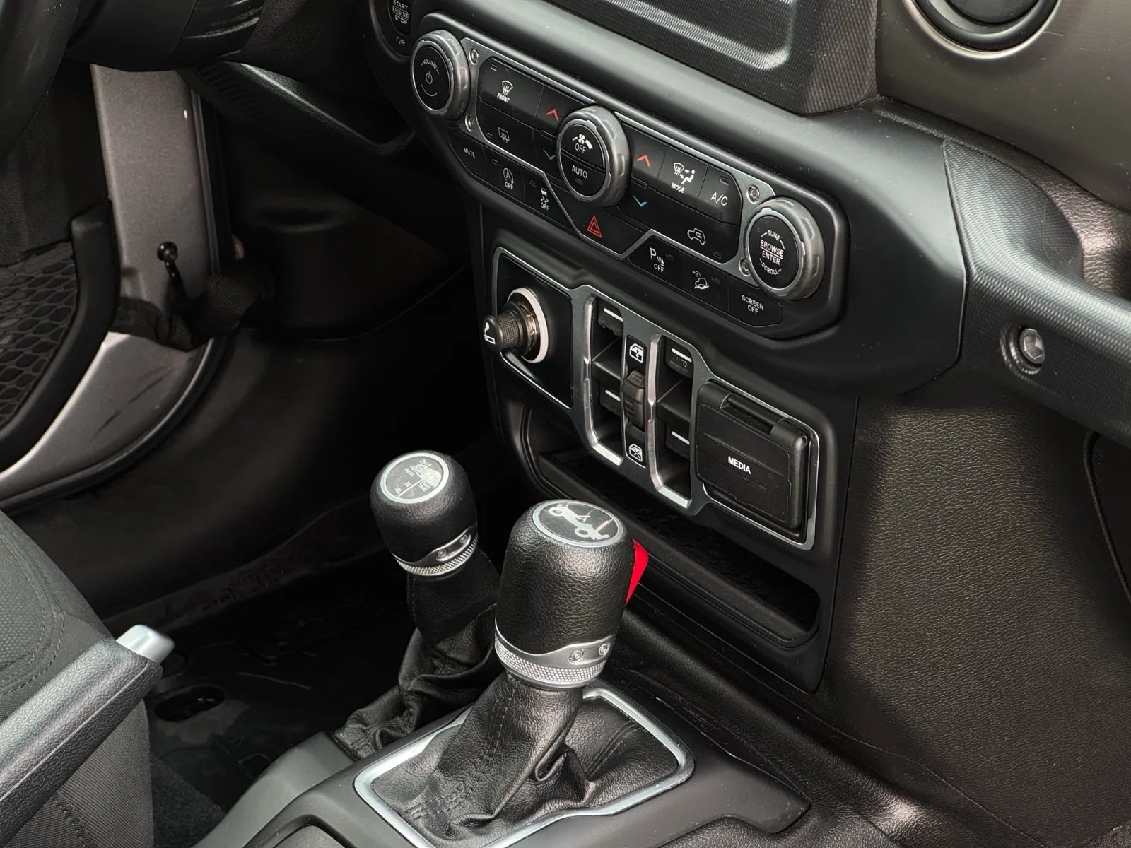 Jeep Wrangler JLU Sport 2020 - Imagen 17 de 19