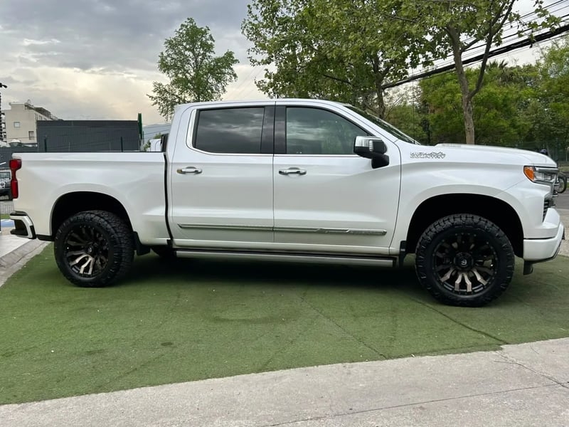 Chevrolet Silverado High Country Duramax IVA INCLUIDO 2025 - Imagen 9 de 18