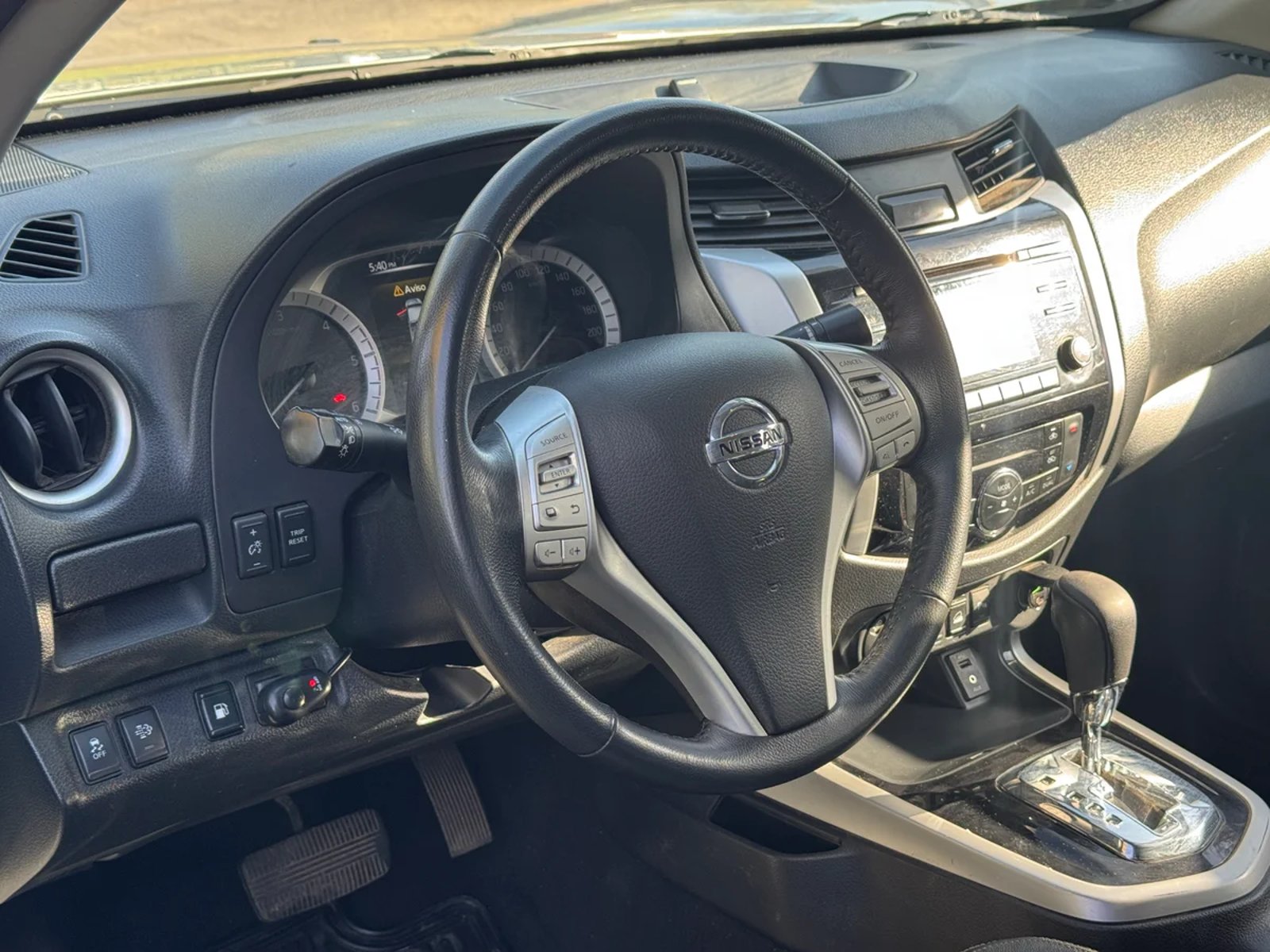 NISSAN NP300 DCAB LE 4X4 2.3 AUT 2019 - Imagen 8 de 12