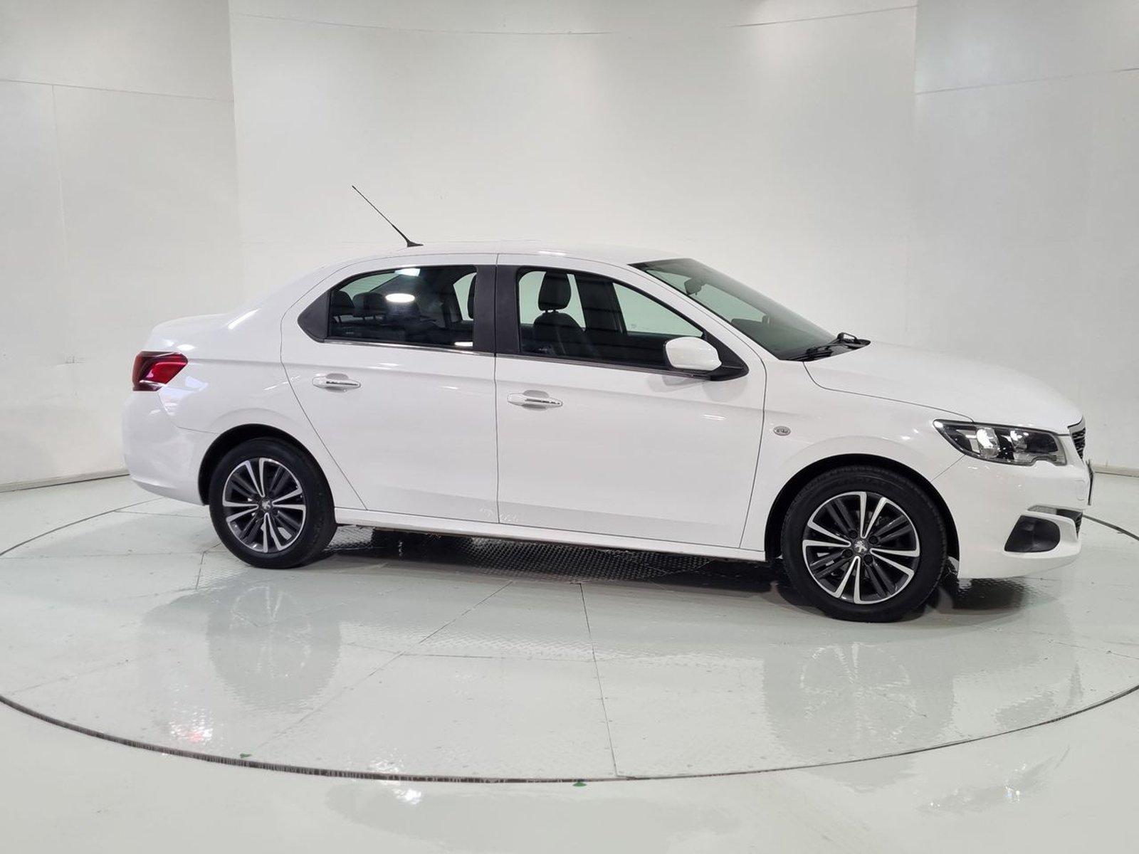 Peugeot 301 ALLURE HDI 1.6 92HP 2017 - Imagen 14 de 20