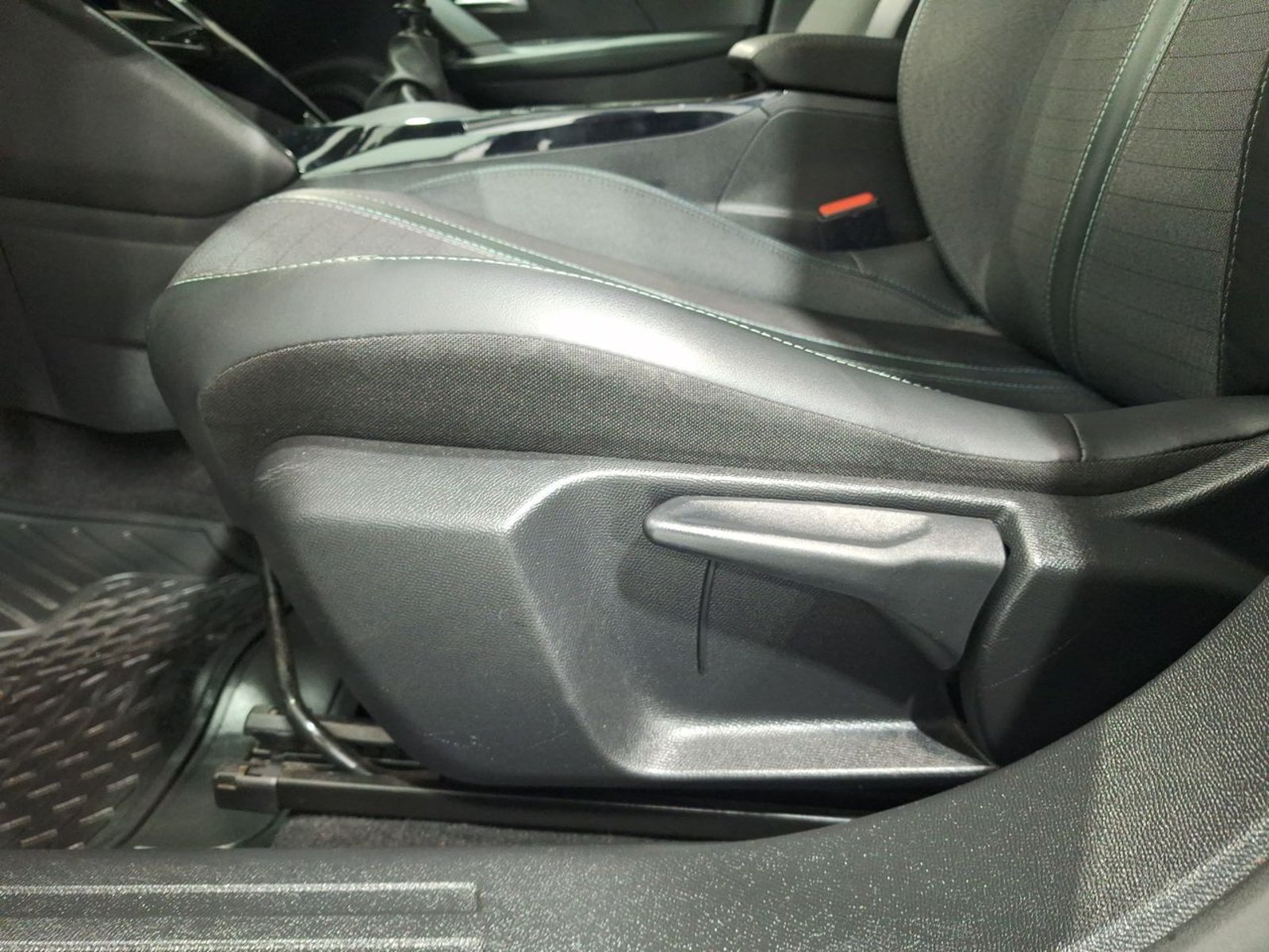 Peugeot 2008 PURETECH 130 1.2 2022 - Imagen 17 de 20
