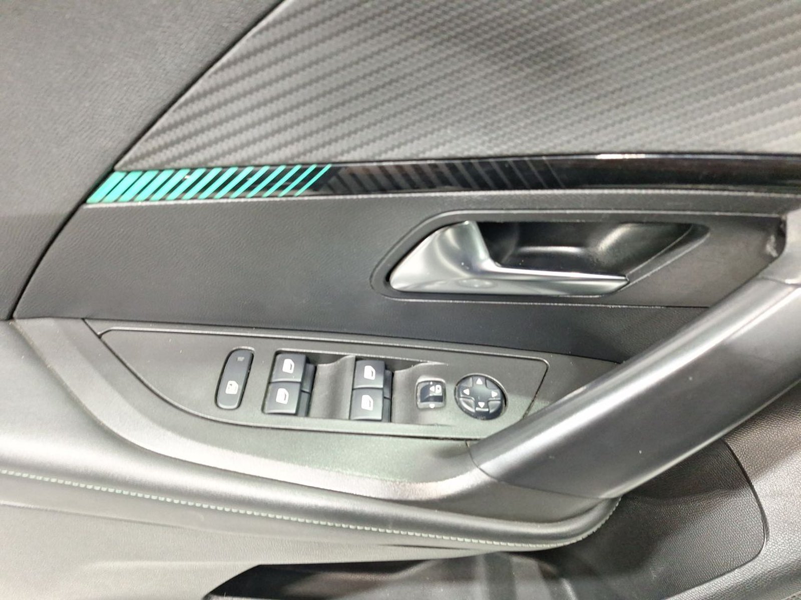 Peugeot 2008 PURETECH 130 EAT8 1.2 AUT 2021 - Imagen 16 de 20