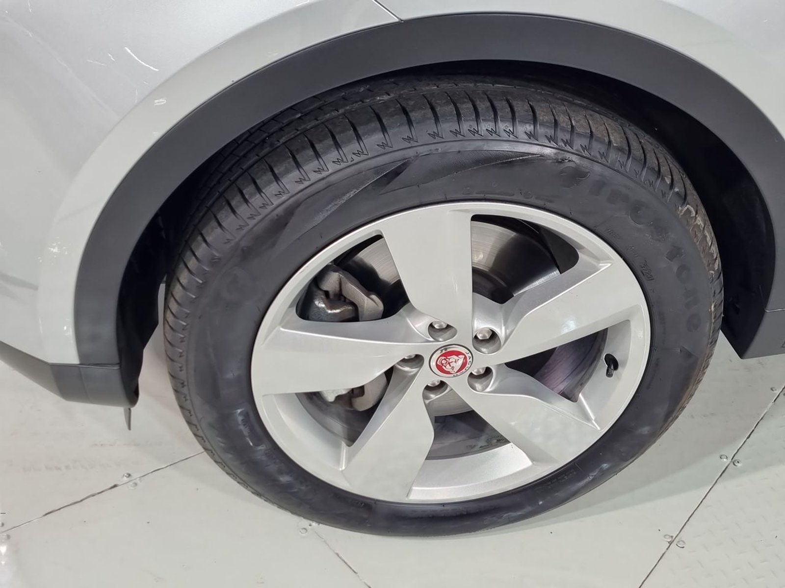 Jaguar E-PACE E PACE 4X4 2.0 AUT 2019 - Imagen 18 de 20