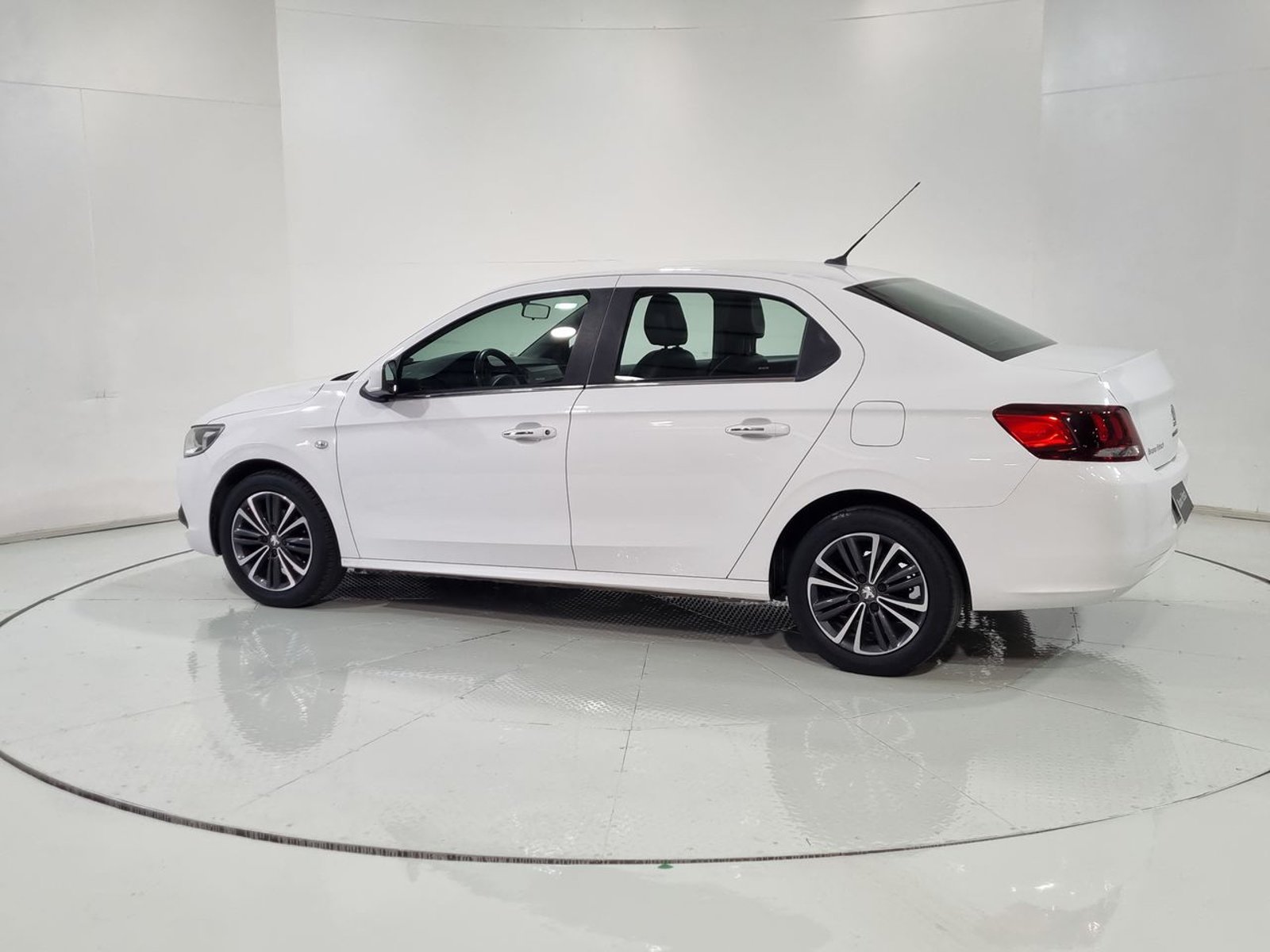 Peugeot 301 ALLURE HDI 1.6 92HP 2017 - Imagen 6 de 20