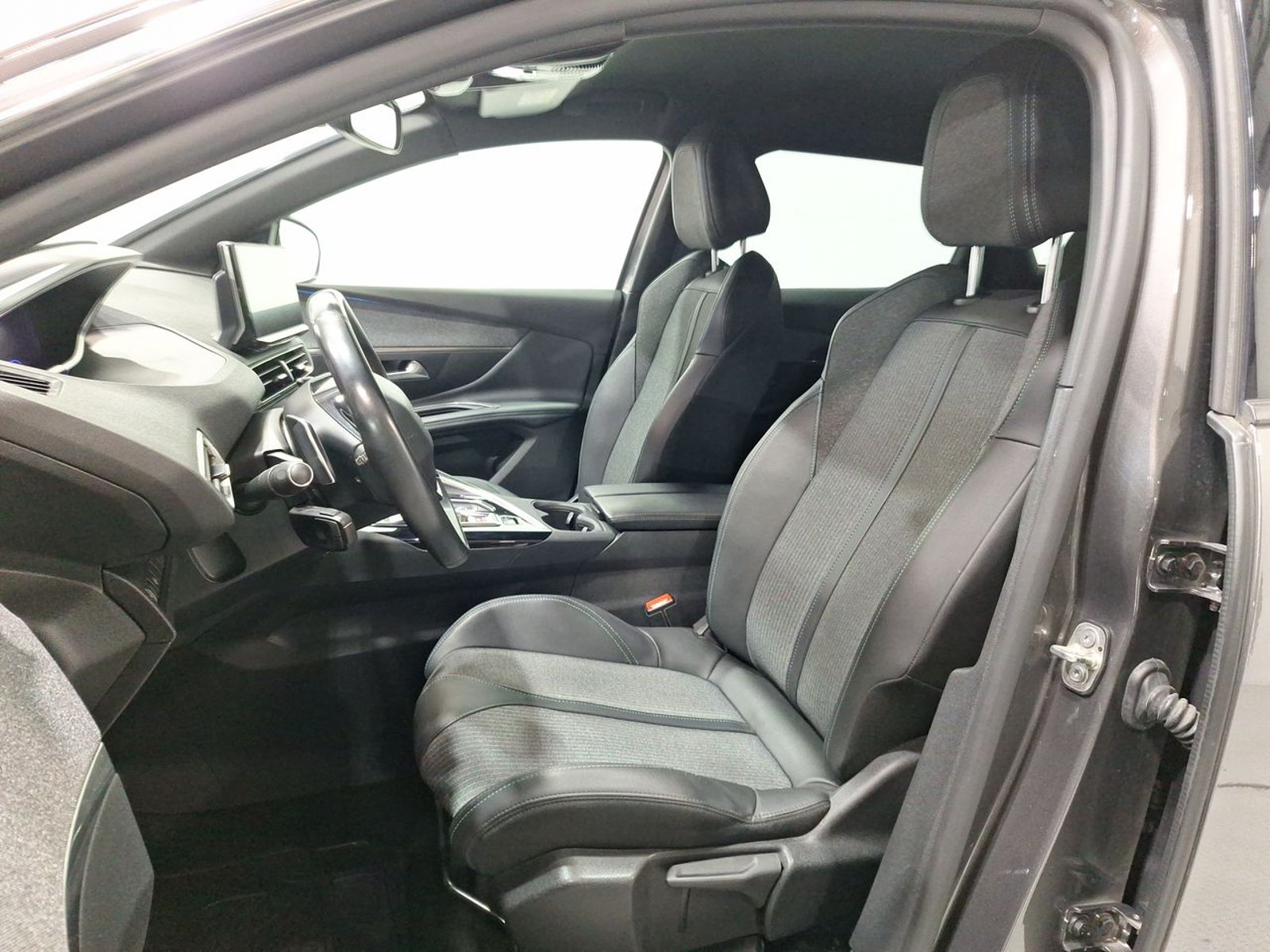 Peugeot 3008 THP 165HP 1.6 AUT 2023 - Imagen 18 de 20