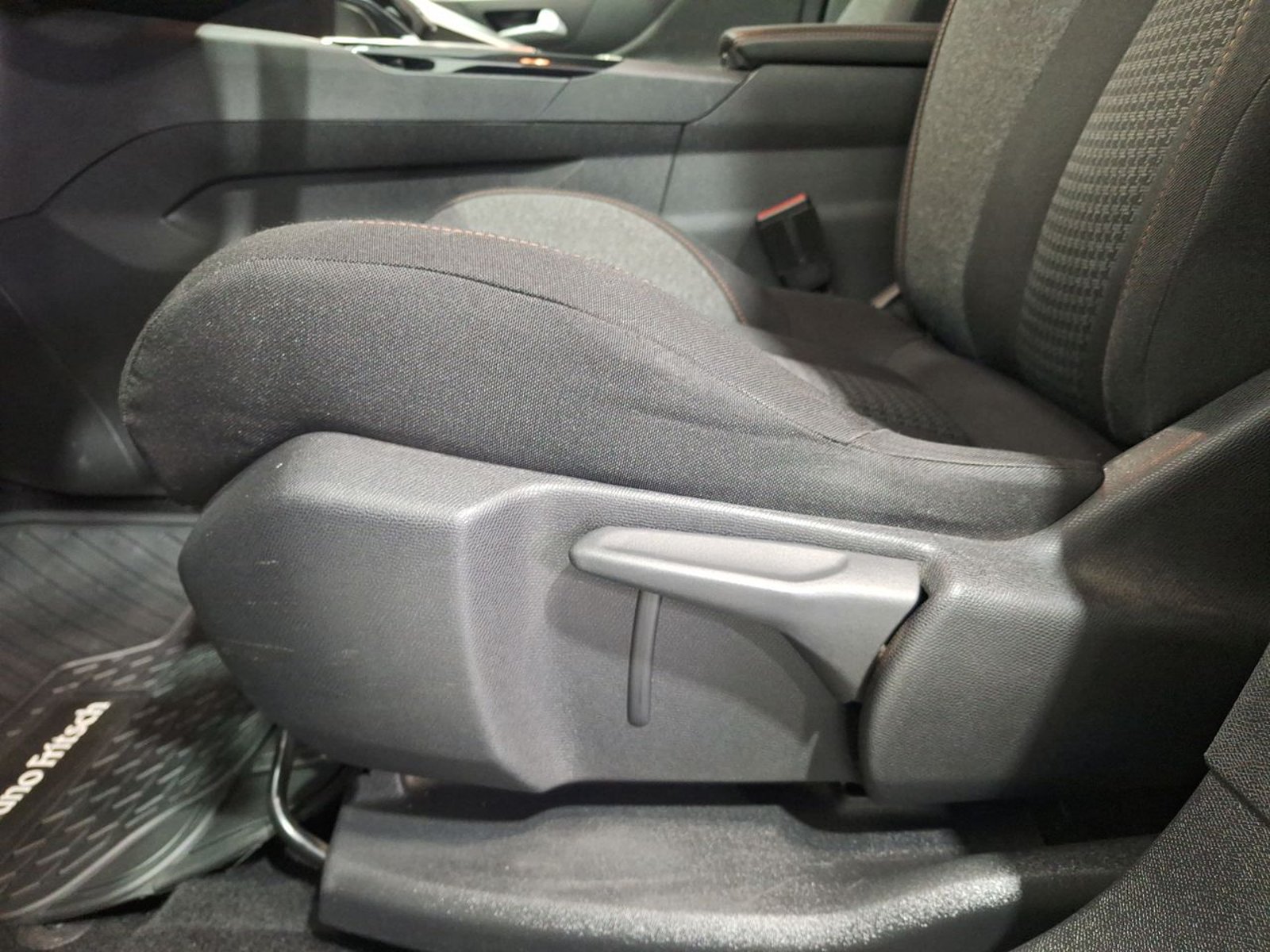 Peugeot 3008 ACTIVE 1.6 AUT 2021 - Imagen 17 de 20