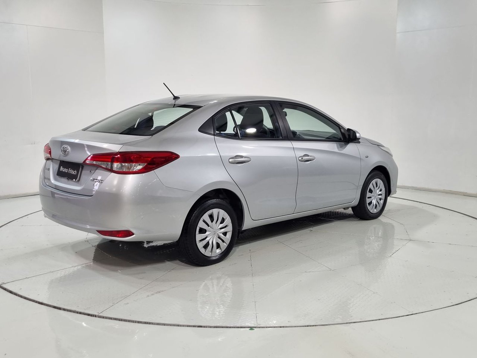 Toyota YARIS SEDAN OTTO 1.5 2023 - Imagen 11 de 20
