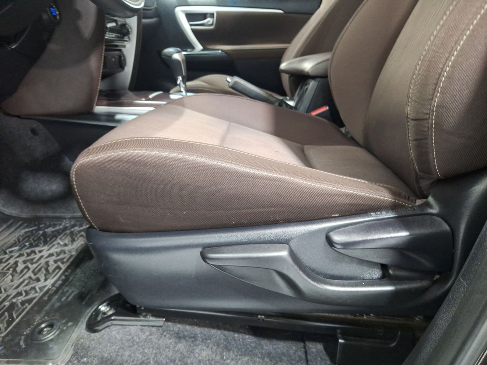Toyota FORTUNER SRV 2.7 AUT 2019 - Imagen 17 de 20