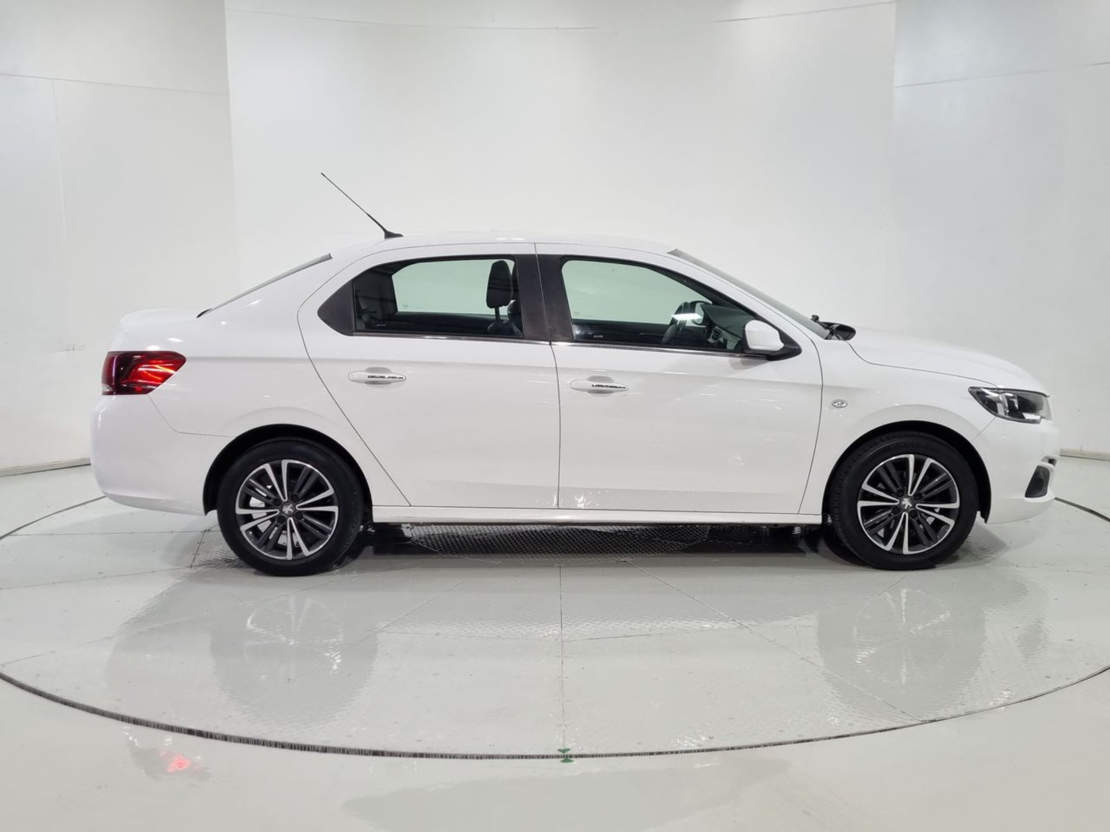 Peugeot 301 ALLURE HDI 1.6 92HP 2017 - Imagen 13 de 20
