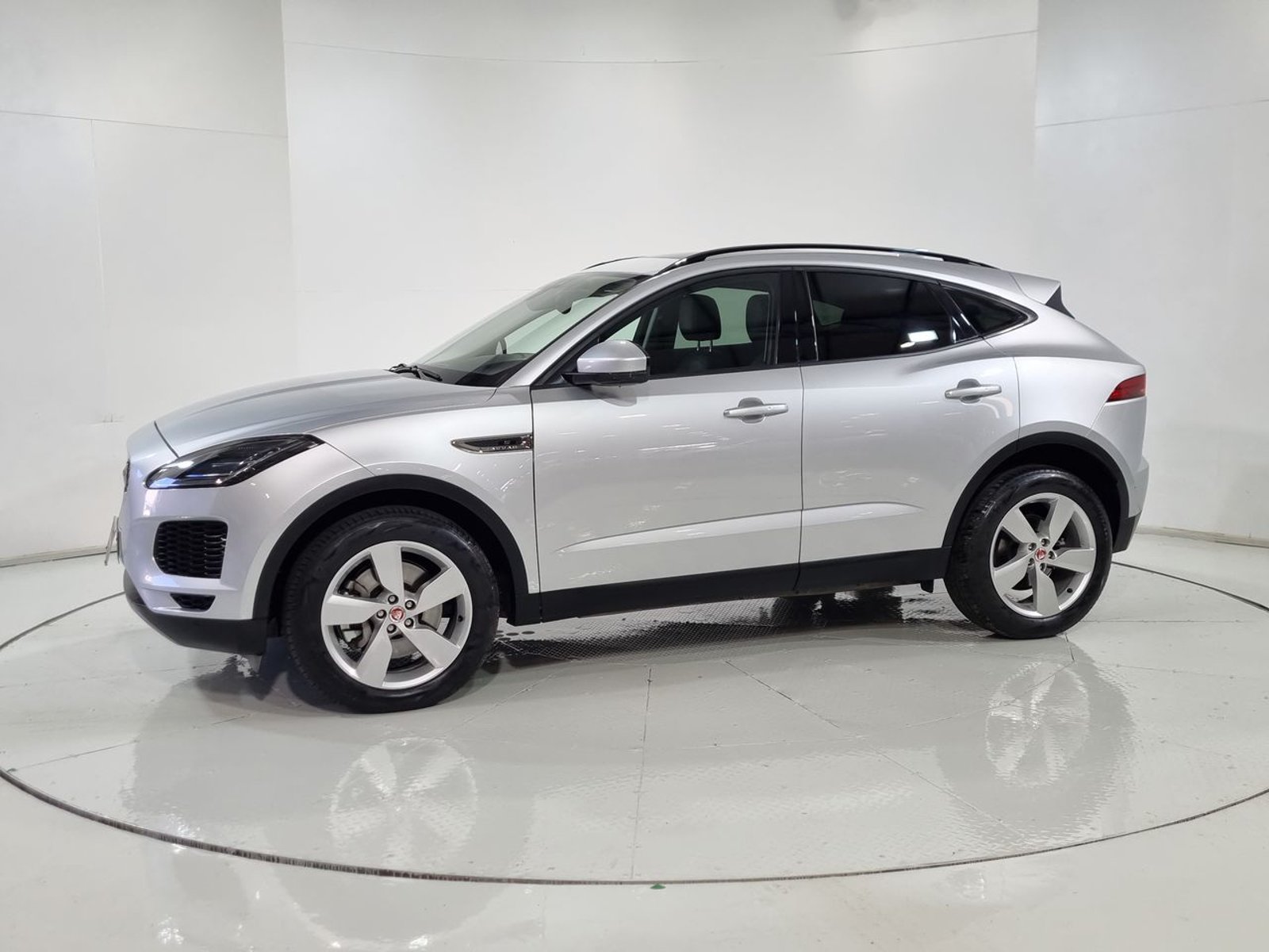 Jaguar E-PACE E PACE 4X4 2.0 AUT 2019 - Imagen 4 de 20