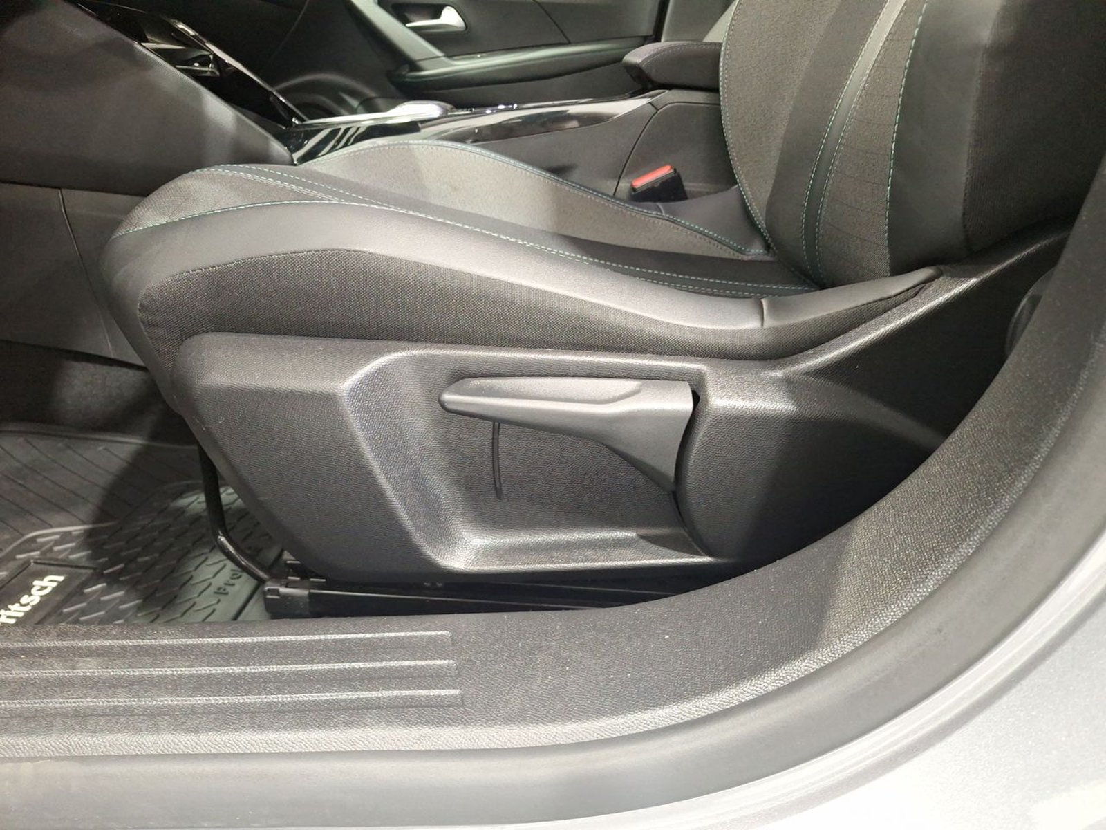 Peugeot 2008 PURETECH 130 EAT8 1.2 AUT 2023 - Imagen 17 de 20