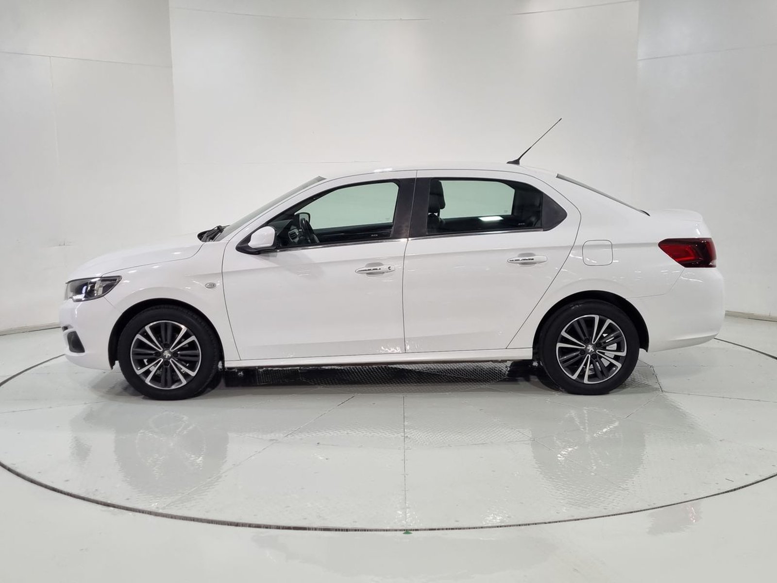 Peugeot 301 ALLURE HDI 1.6 92HP 2017 - Imagen 5 de 20