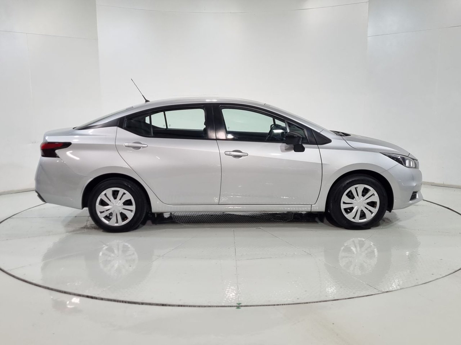 Nissan VERSA MT 1.6 2023 - Imagen 13 de 20