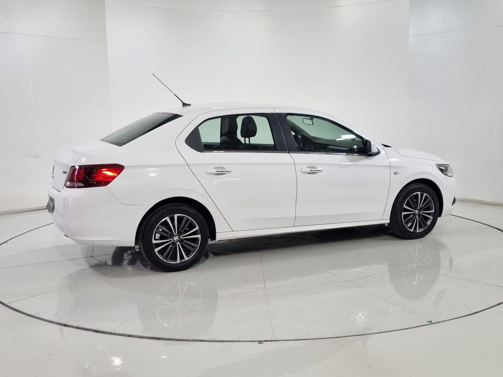 Peugeot 301 ALLURE HDI 1.6 92HP 2017 - Imagen 12 de 20