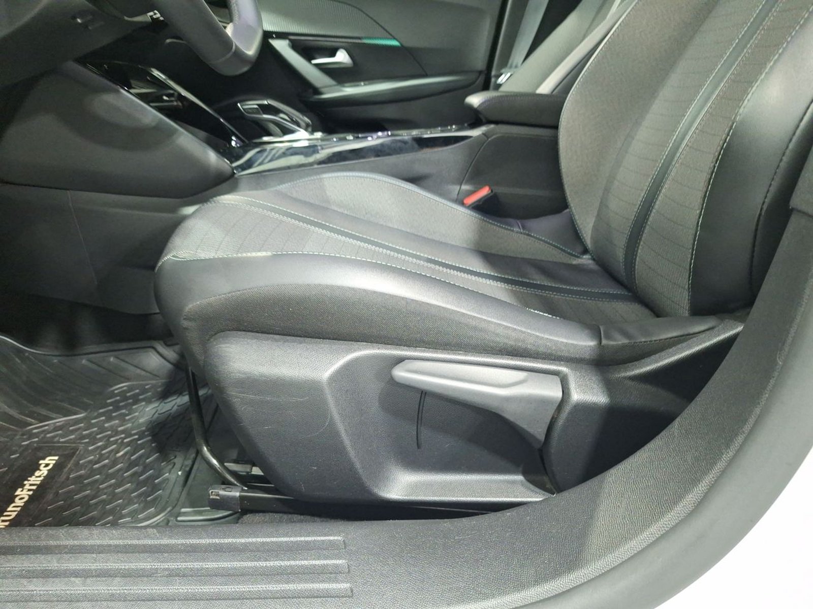 Peugeot 2008 PURETECH 130 EAT8 1.2 AUT 2021 - Imagen 17 de 20