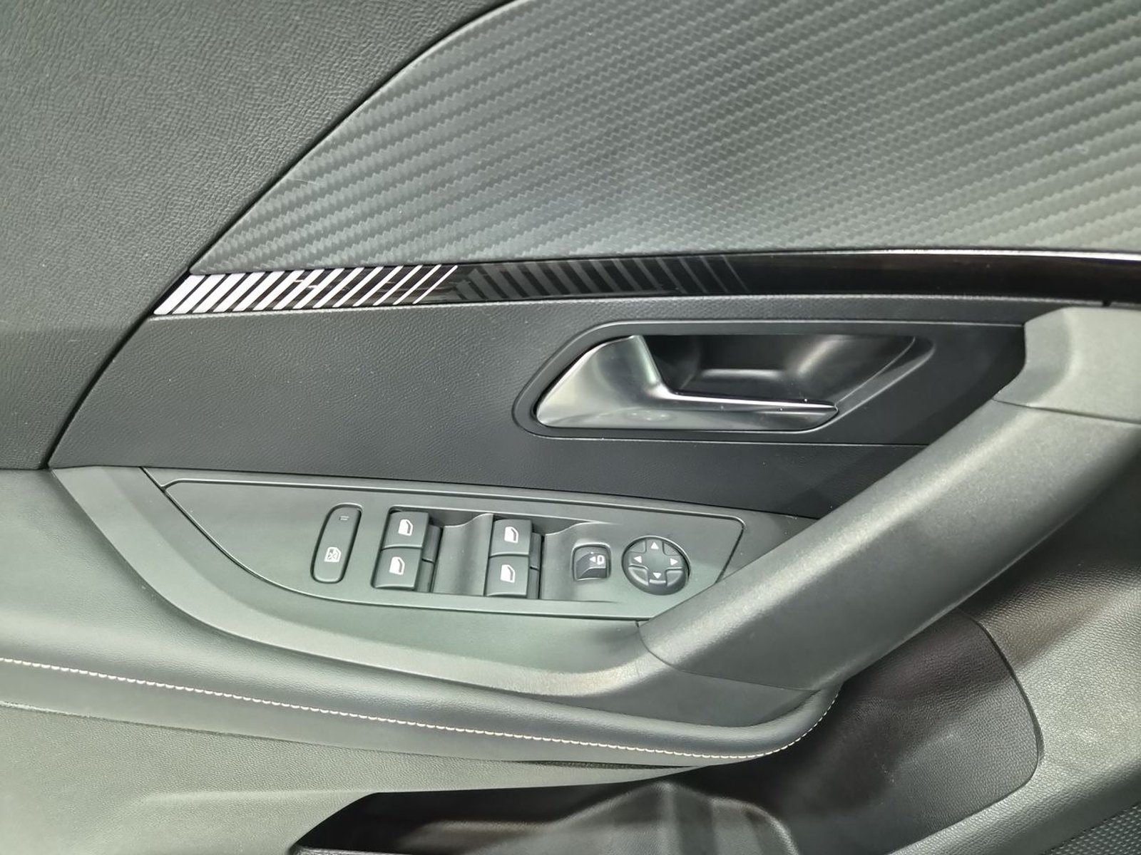 Peugeot 2008 ALLURE 130 1.2 2024 - Imagen 16 de 20