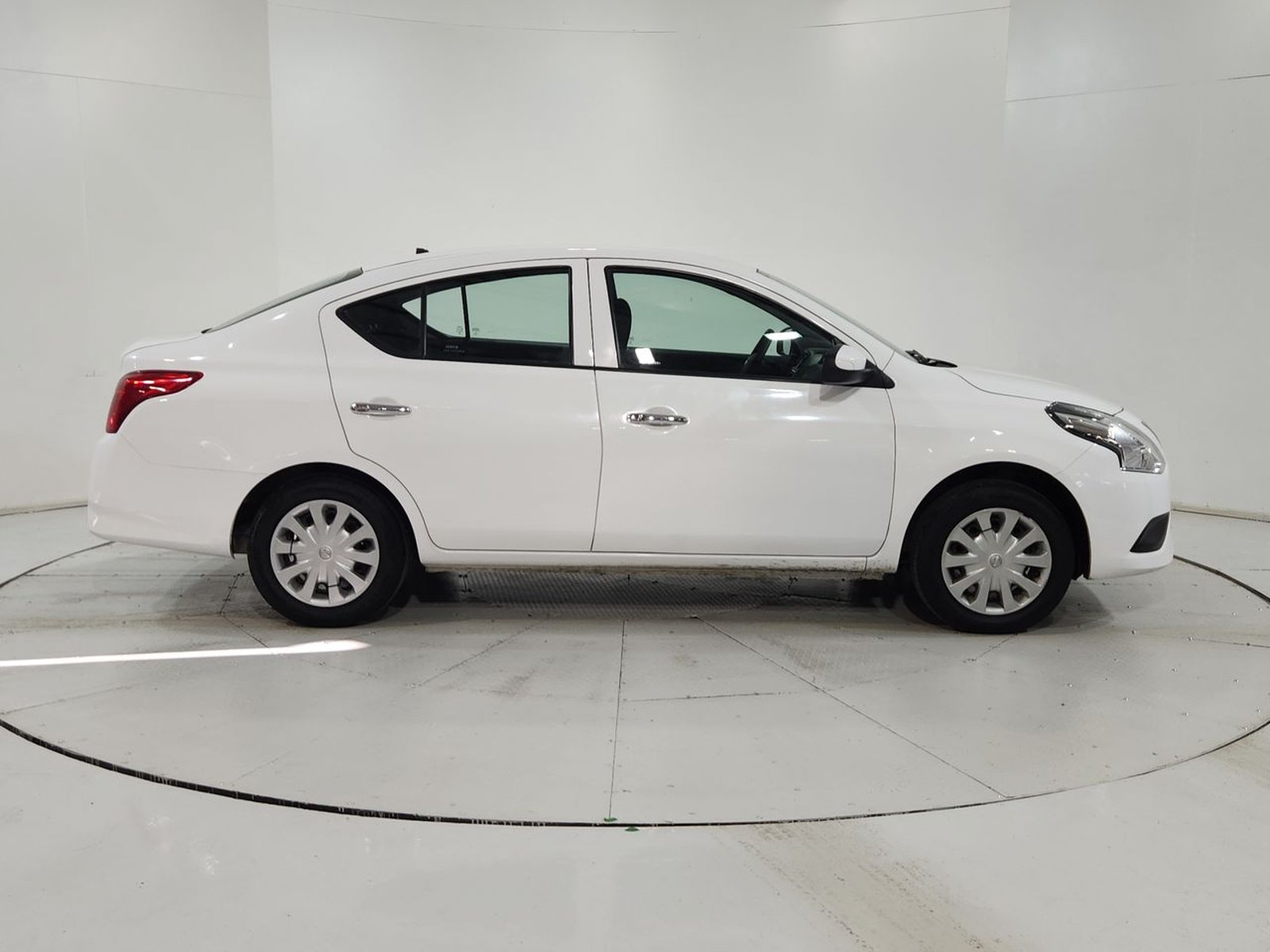 Nissan VERSA SENSE 1.6 2017 - Imagen 13 de 20