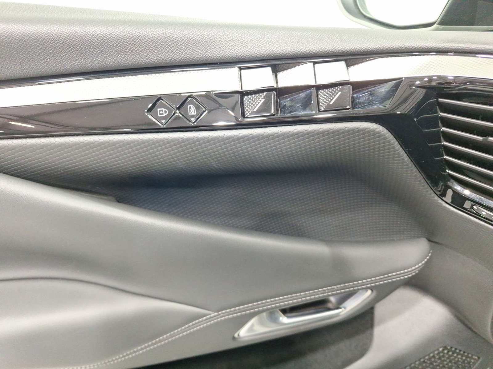 Ds DS4 CROSS BLUEHDI 1.5 AUT 2024 - Imagen 16 de 20