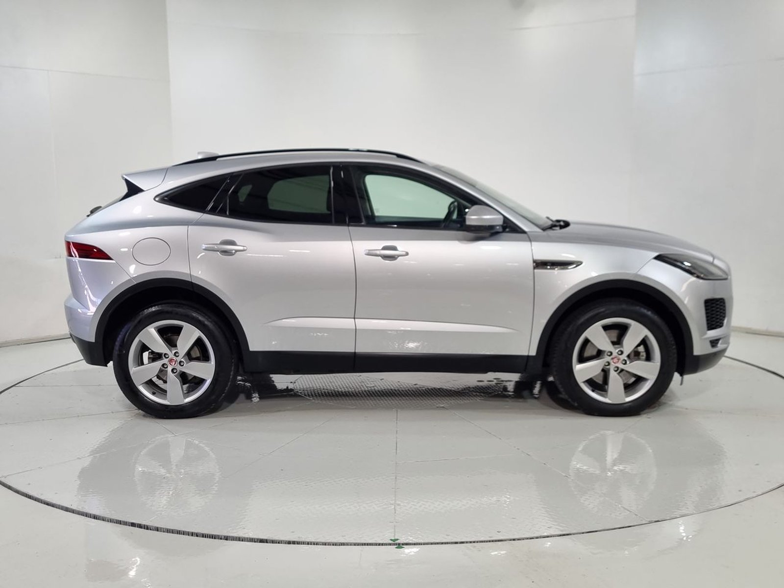 Jaguar E-PACE E PACE 4X4 2.0 AUT 2019 - Imagen 13 de 20