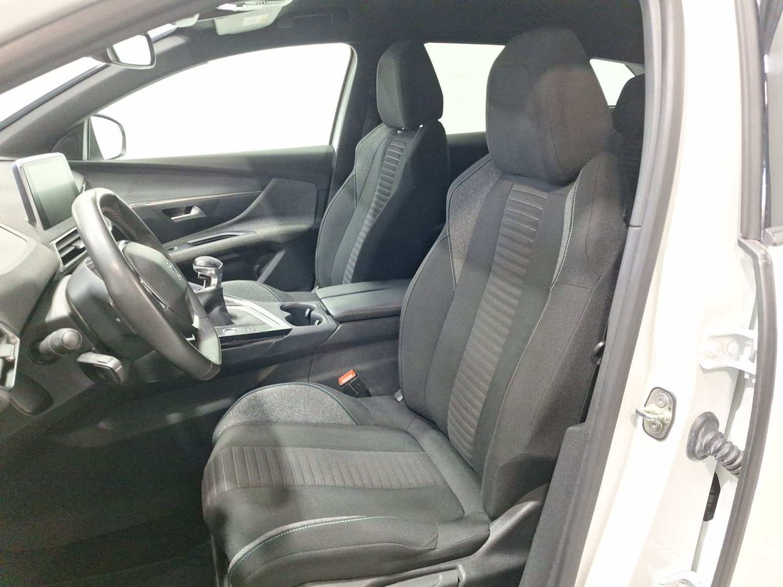 Peugeot 3008 PURETECH 1.2L 2024 - Imagen 18 de 20