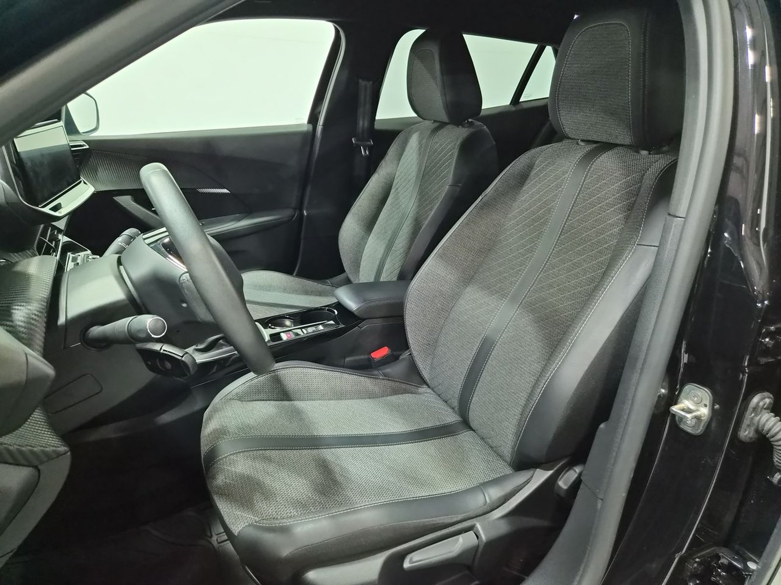 Peugeot 2008 ALLURE 130 1.2 2024 - Imagen 18 de 20
