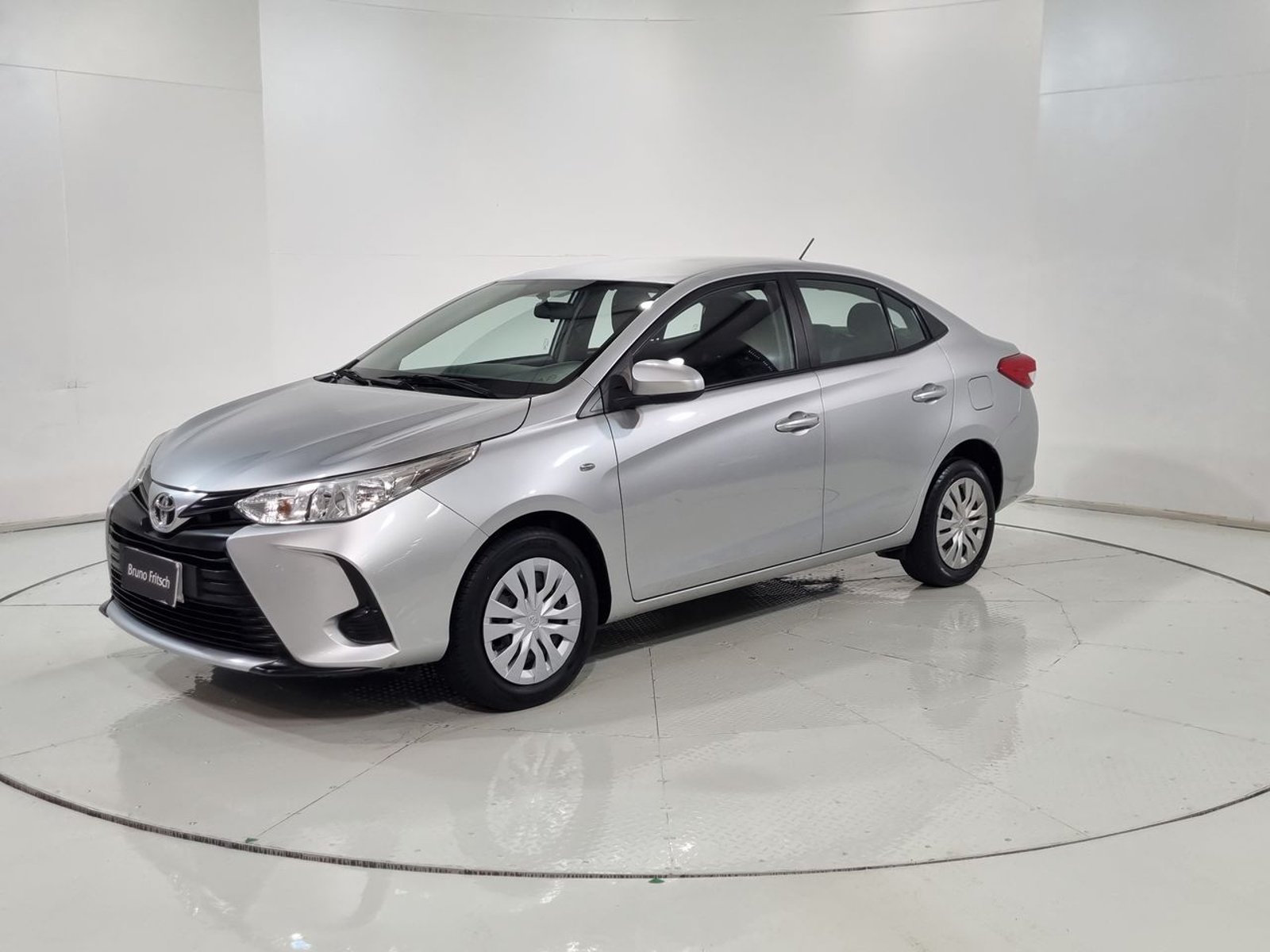 Toyota YARIS SEDAN OTTO 1.5 2023 - Imagen 3 de 20
