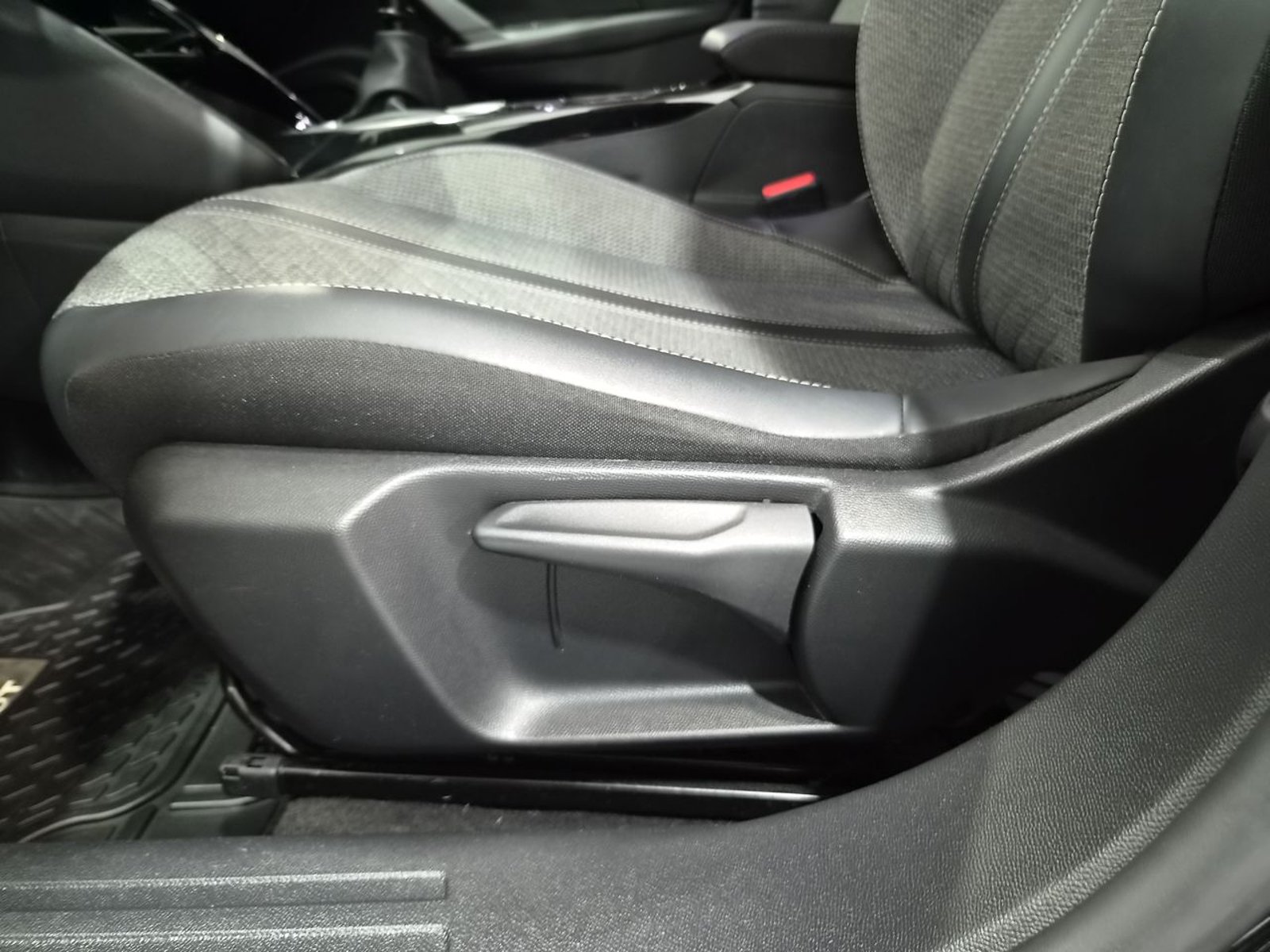 Peugeot 2008 ALLURE 130 1.2 2024 - Imagen 17 de 20