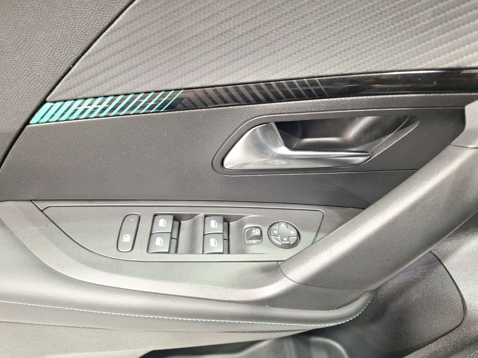Peugeot 2008 PURETECH 130 EAT8 1.2 AUT 2023 - Imagen 16 de 20