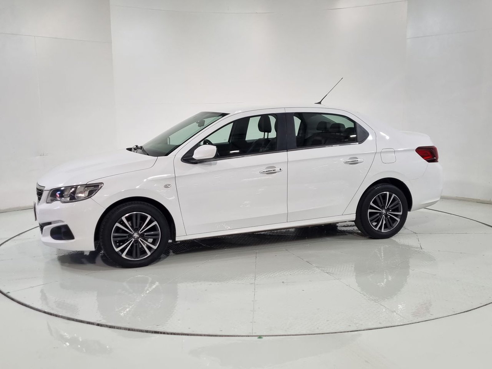 Peugeot 301 ALLURE HDI 1.6 92HP 2017 - Imagen 4 de 20