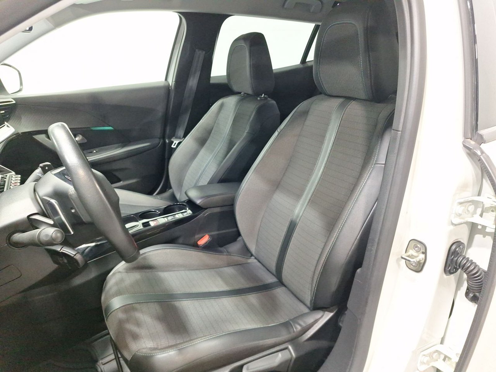 Peugeot 2008 PURETECH 130 EAT8 1.2 AUT 2021 - Imagen 18 de 20