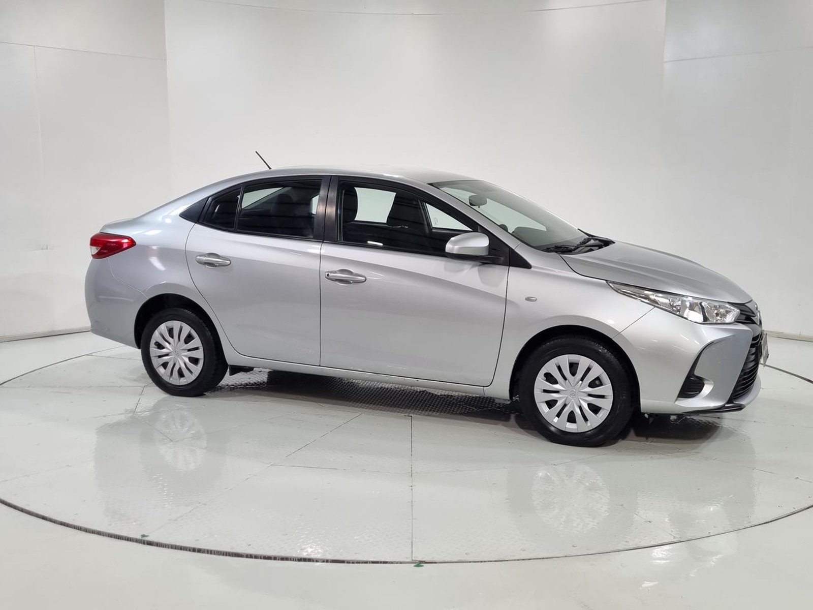 Toyota YARIS SEDAN OTTO 1.5 2023 - Imagen 14 de 20