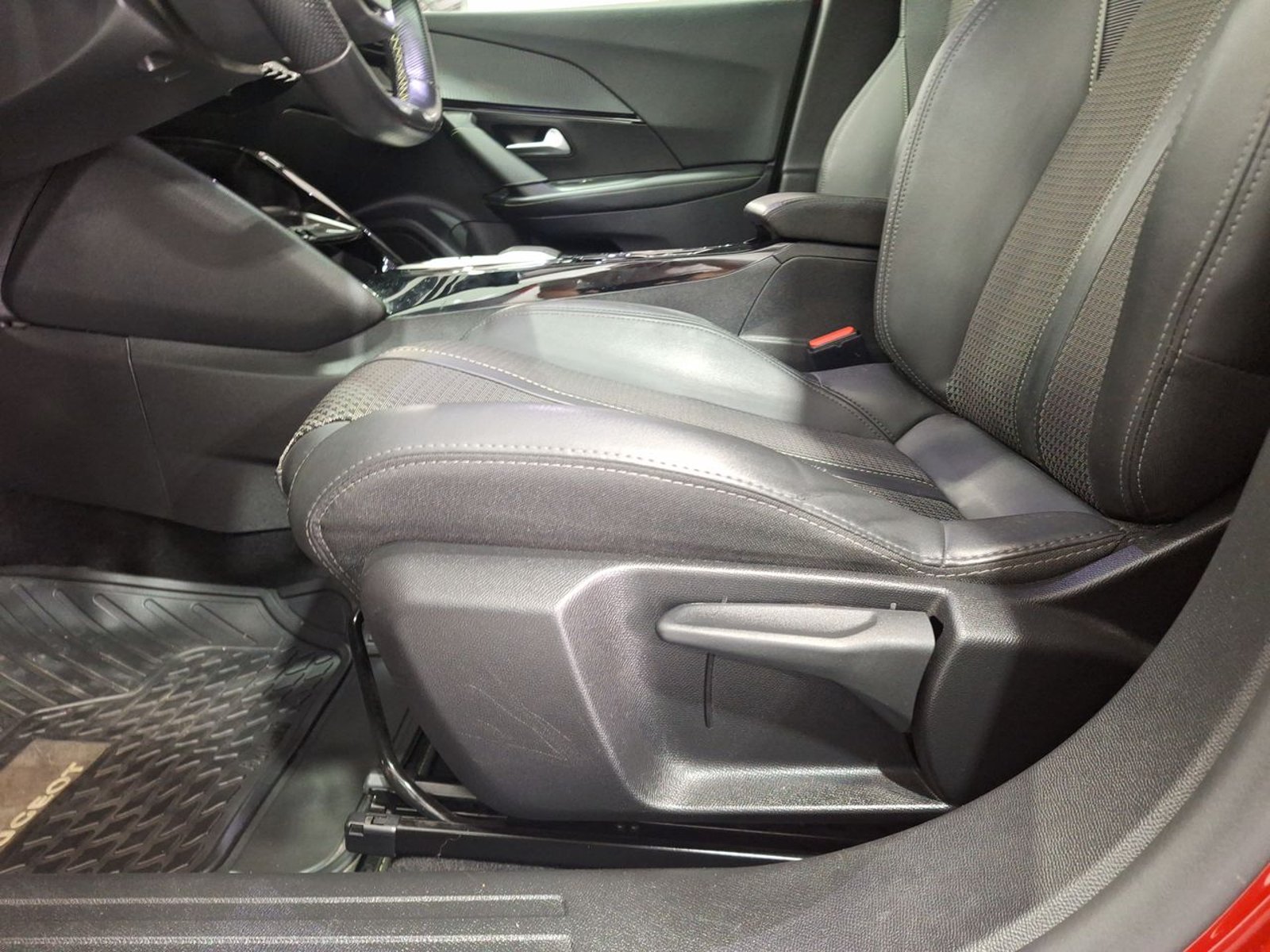 Peugeot 2008 BLUE HDI 130 EAT8 1.5 AUT 2023 - Imagen 17 de 20