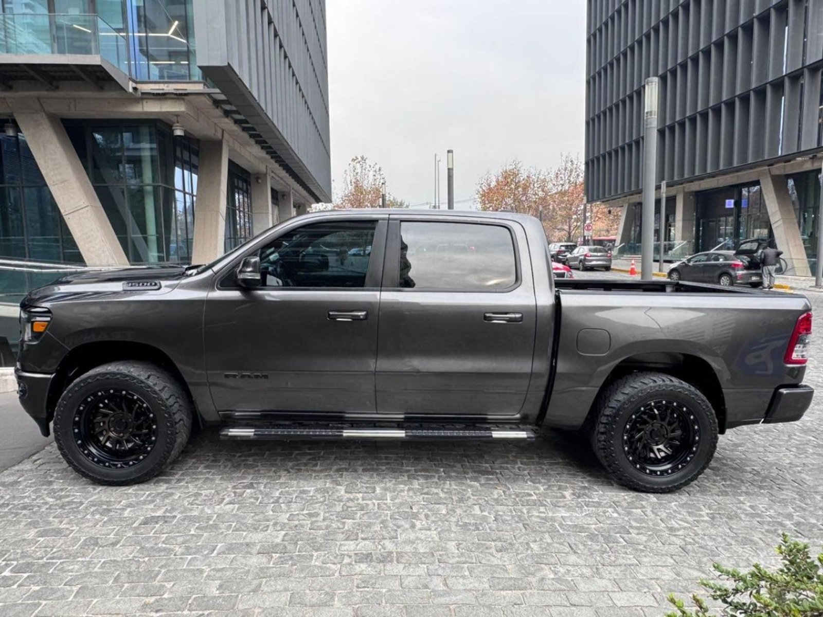 RAM 1500 BIG HORN CREW CAB 4X4 3.6 AUT 2021 - Foto 4 de 10