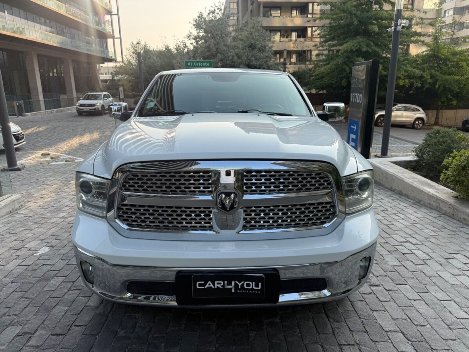 Dodge RAM 1500 LARAMIE 5.7 HEMI 2016 - Foto 2 de 8