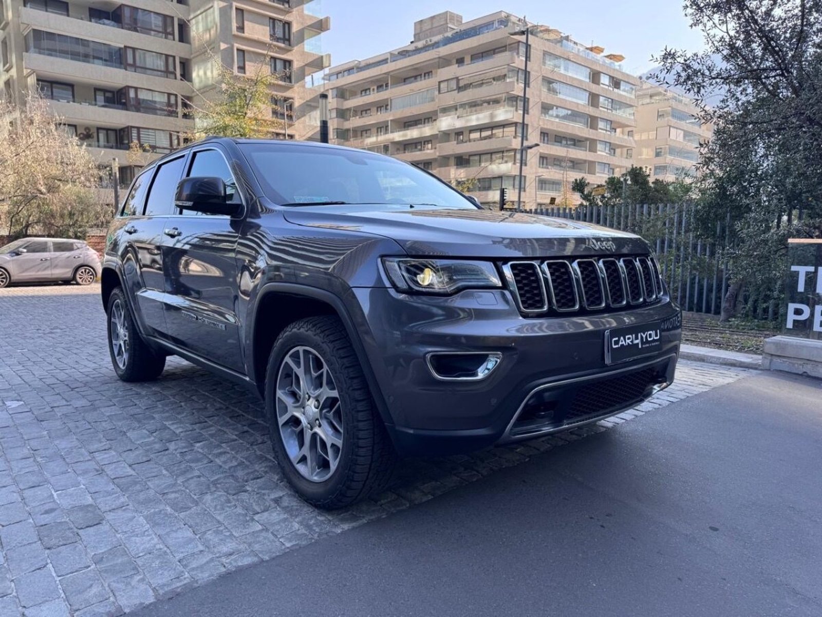 Jeep GRAND CHEROKEE LIMITED 2022 - Foto 3 de 10