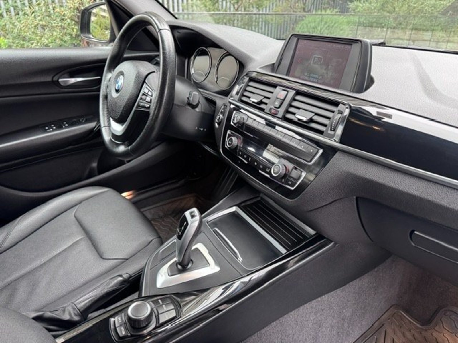 BMW 118 MILLENNIAL 1.5CC 2019 - Imagen 8 de 10