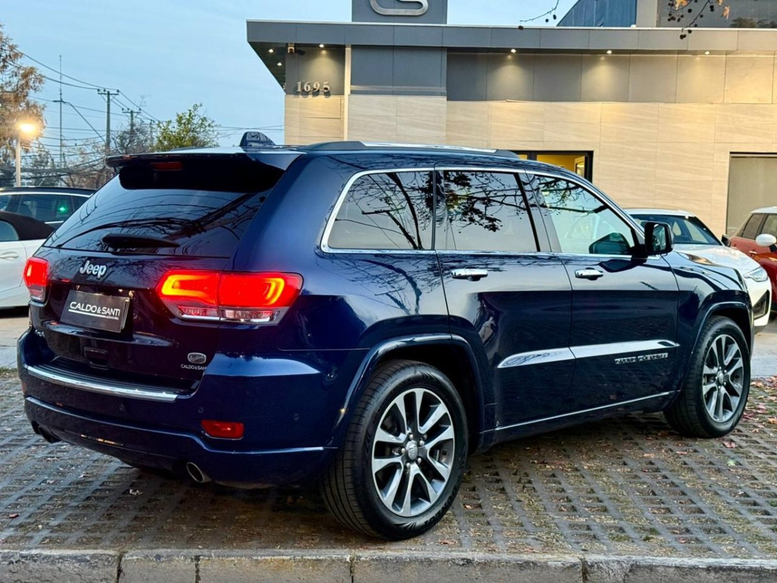 JEEP GRAND CHEROKEE OVERLAND 4X4 5.7 AT 2019 - Imagen 5 de 10