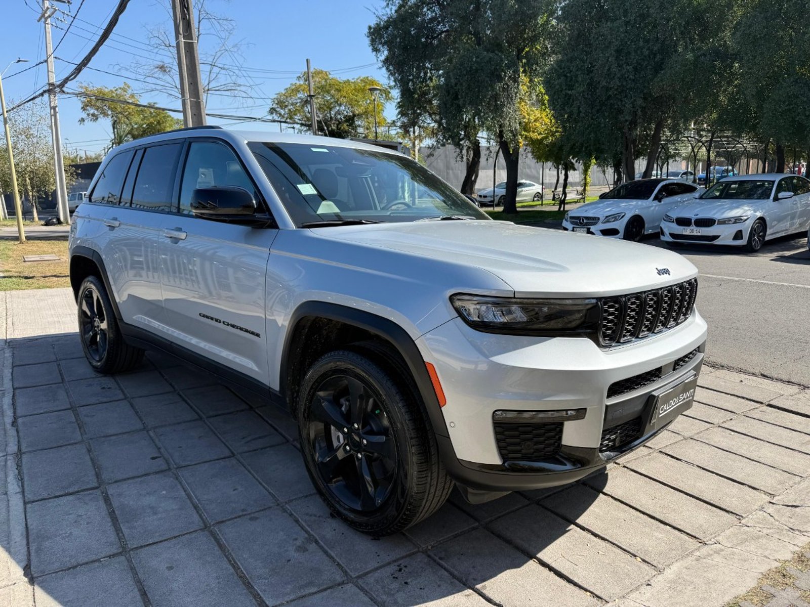 Jeep NEW GRAND CHEROKEE LAREDO ALTITU 3.6 AT 4X4 2024 - Foto 3 de 10