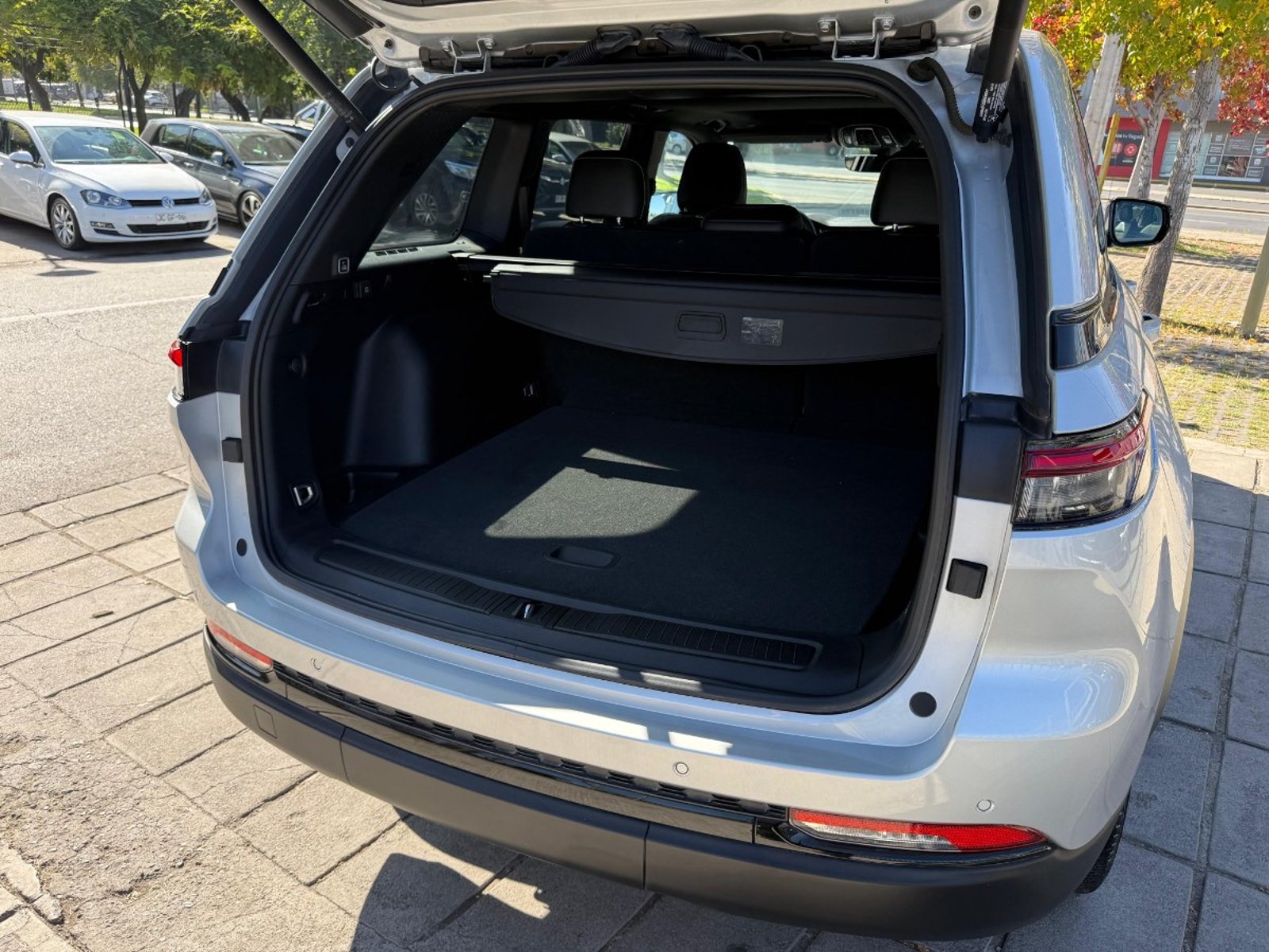 JEEP NEW GRAND CHEROKEE LAREDO ALTITU 3.6 AT 4X4 2024 - Imagen 5 de 8