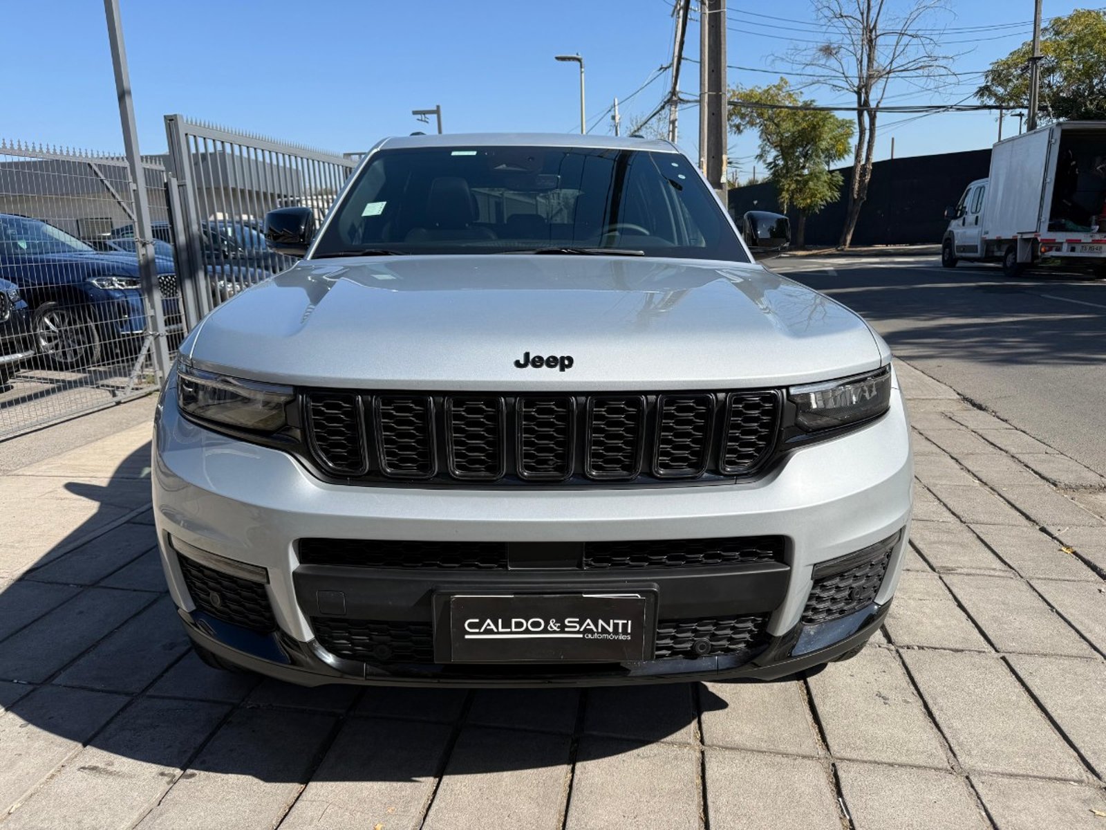 Jeep NEW GRAND CHEROKEE LAREDO ALTITU 3.6 AT 4X4 2024 - Foto 2 de 10