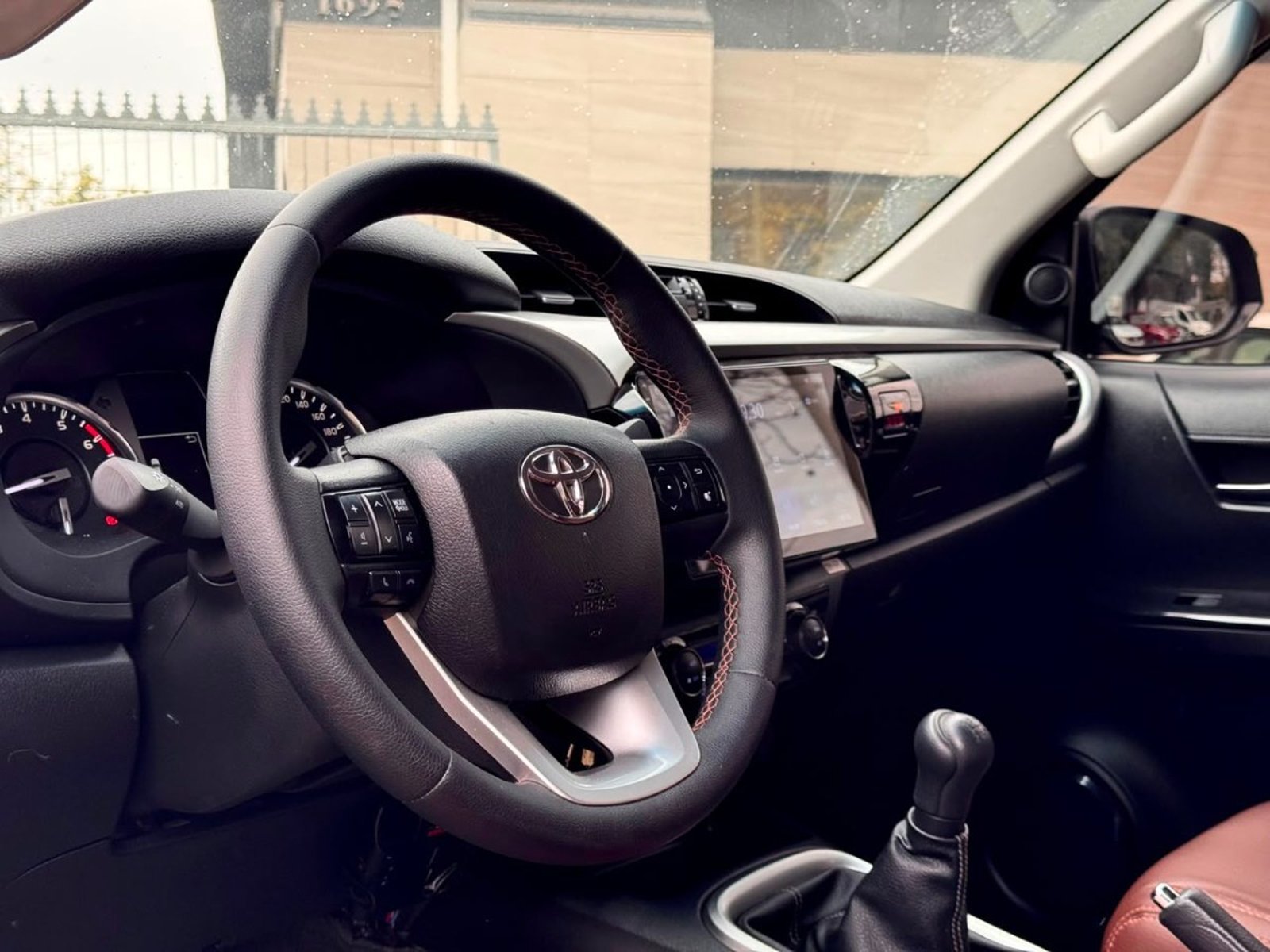 TOYOTA HILUX SR 4X2 2.7 MT 2023 - Imagen 9 de 10
