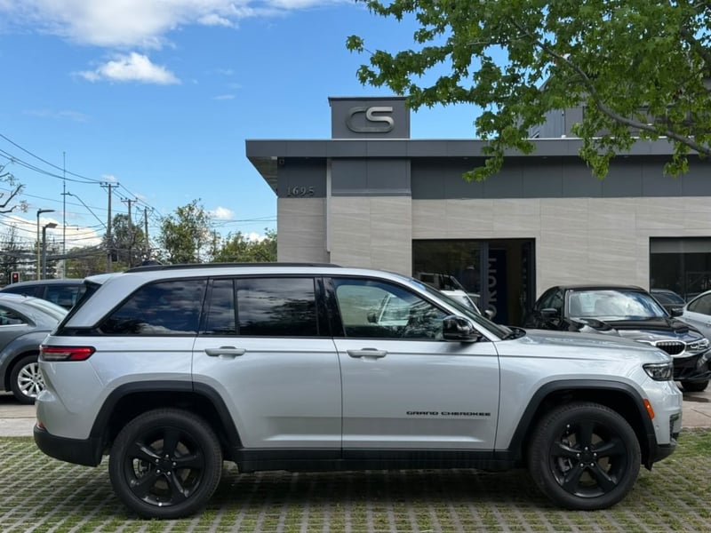 Jeep GRAND CHEROKEE LAREDO 4X4 3.6 AUT 2024 - Imagen 6 de 10