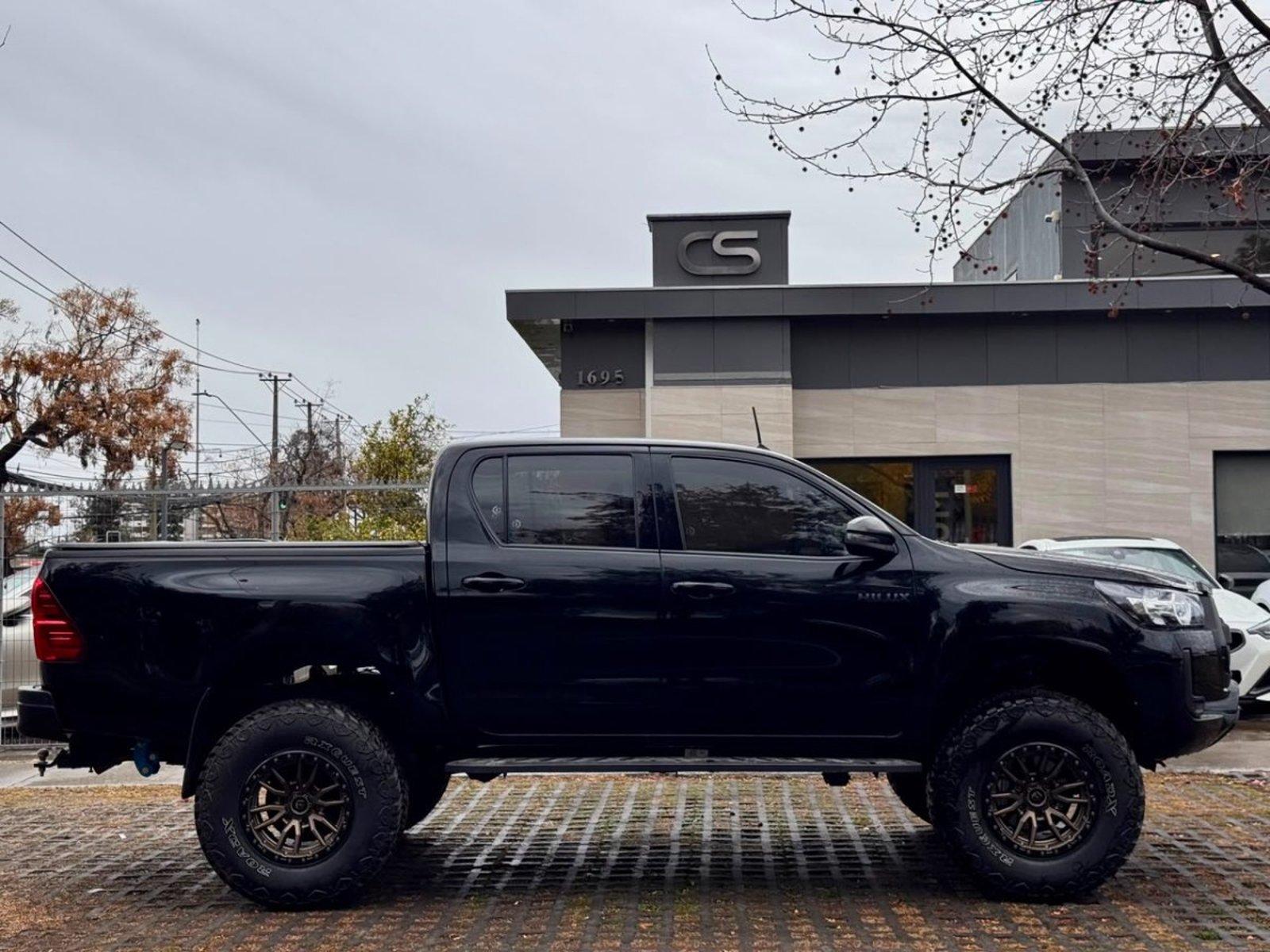 TOYOTA HILUX SR 4X2 2.7 MT 2023 - Imagen 6 de 10