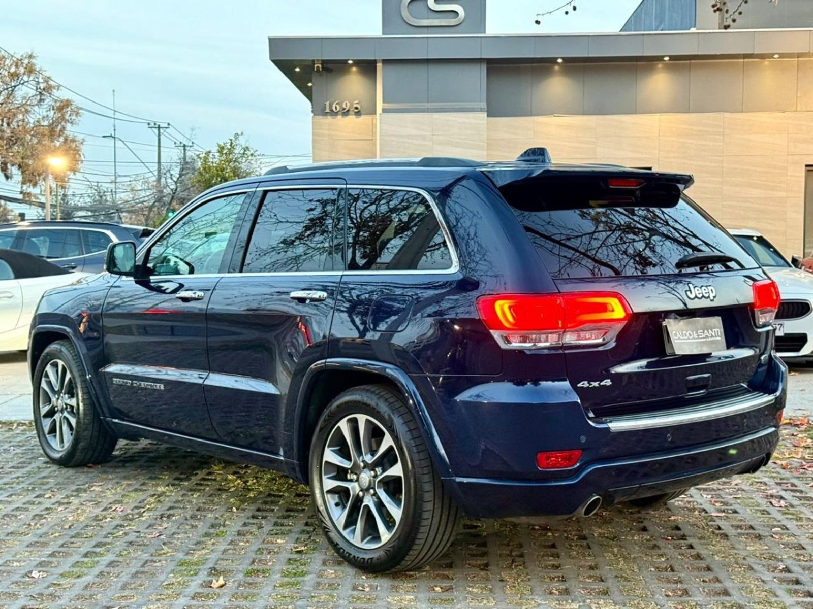 JEEP GRAND CHEROKEE OVERLAND 4X4 5.7 AT 2019 - Imagen 3 de 10